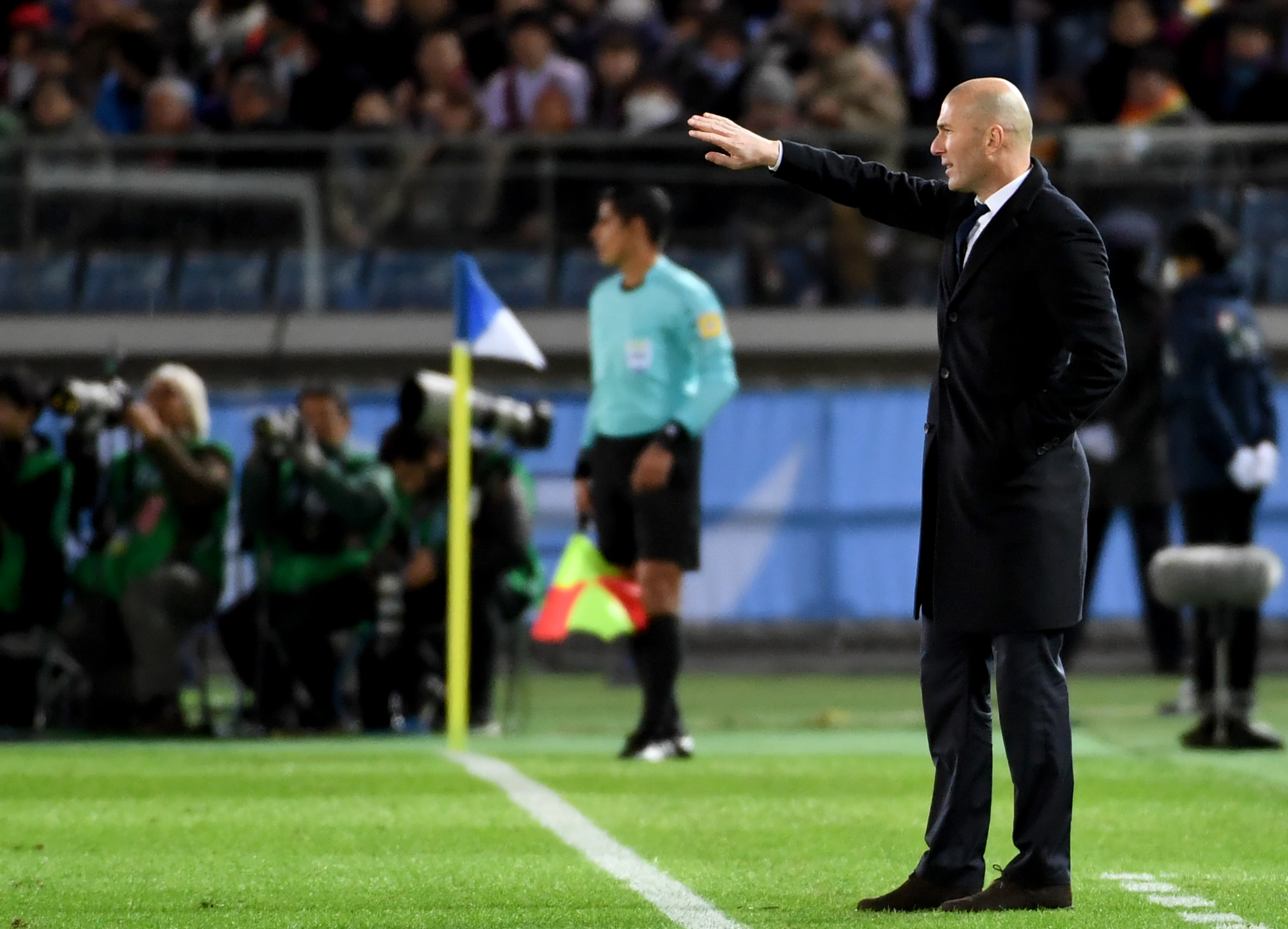 Real Madrid's head coach Zinedine Zidane (R) watches the game during the Club World Cup semi-final football match between Club America of Mexico and Real Madrid of Spain at Yokohama International stadium in Yokohama on December 15, 2016. / AFP / TOSHIFUMI KITAMURA        (Photo credit should read TOSHIFUMI KITAMURA/AFP/Getty Images)