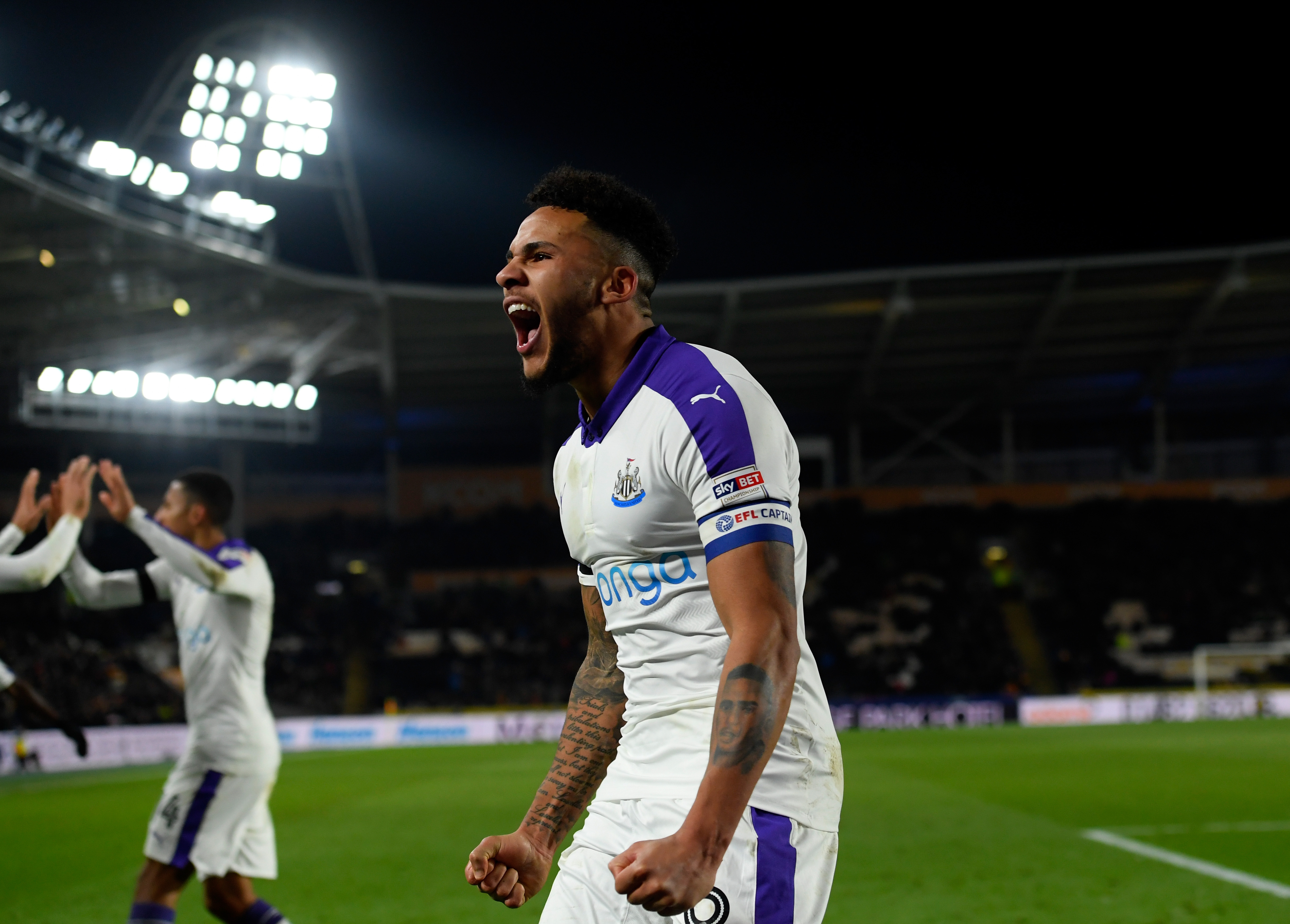 HULL, ENGLAND - NOVEMBER 29:  Jamaal Lascelles of Newcastle United celebrates as Mohamed Diamé of Newcastle United scores their first goal during the EFL Cup Quarter-Final match between Hull City and Newcastle United at KCOM Stadium on November 29, 2016 in Hull, England.  (Photo by Stu Forster/Getty Images)