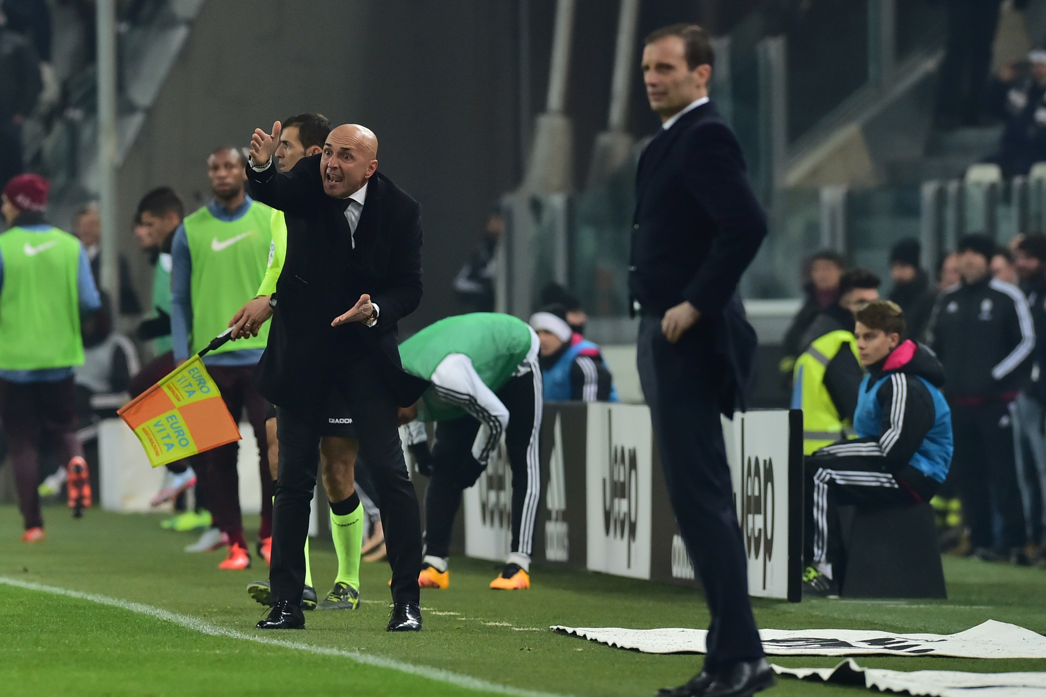 Roma's coach Luciano Spalletti (L) reacts next to Juventus' coach from Italy Massimiliano Allegri during the Italian Serie A match Juventus vs AS Roma at "Juventus Stadium" in Turin on January 24, 2016. (Photo by Giuseppe Cacace/AFP/Getty Images)