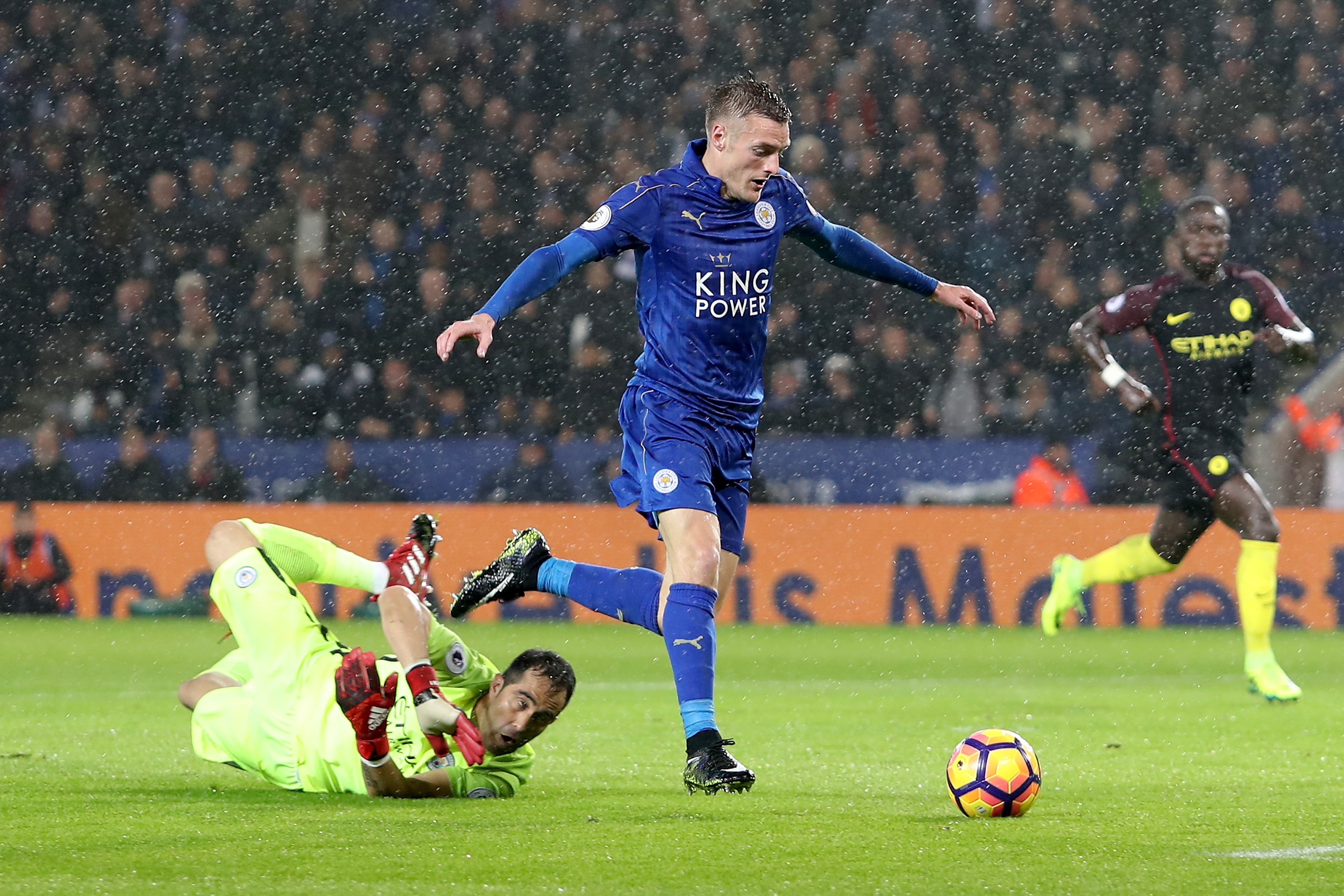 LEICESTER, ENGLAND - DECEMBER 10:  Jamie Vardy of Leicester City (R) scores his sides third goal past Claudio Bravo of Manchester City (L) during the Premier League match between Leicester City and Manchester City at the King Power Stadium on December 10, 2016 in Leicester, England.  (Photo by Christopher Lee/Getty Images)