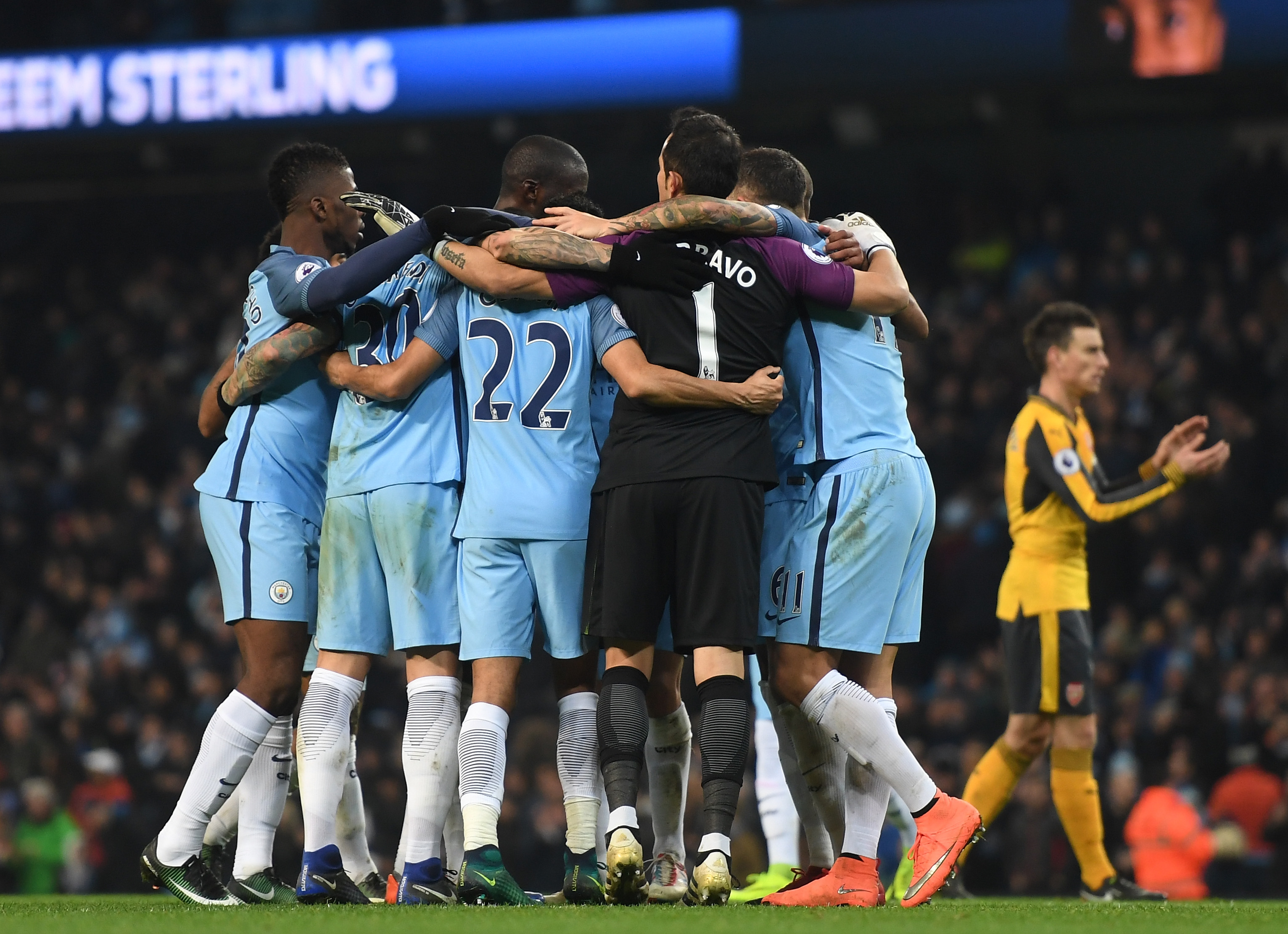 MANCHESTER, ENGLAND - DECEMBER 18:  The Manchester City team celebrate after the final whistle during the Premier League match between Manchester City and Arsenal at the Etihad Stadium on December 18, 2016 in Manchester, England.  (Photo by Michael Regan/Getty Images)