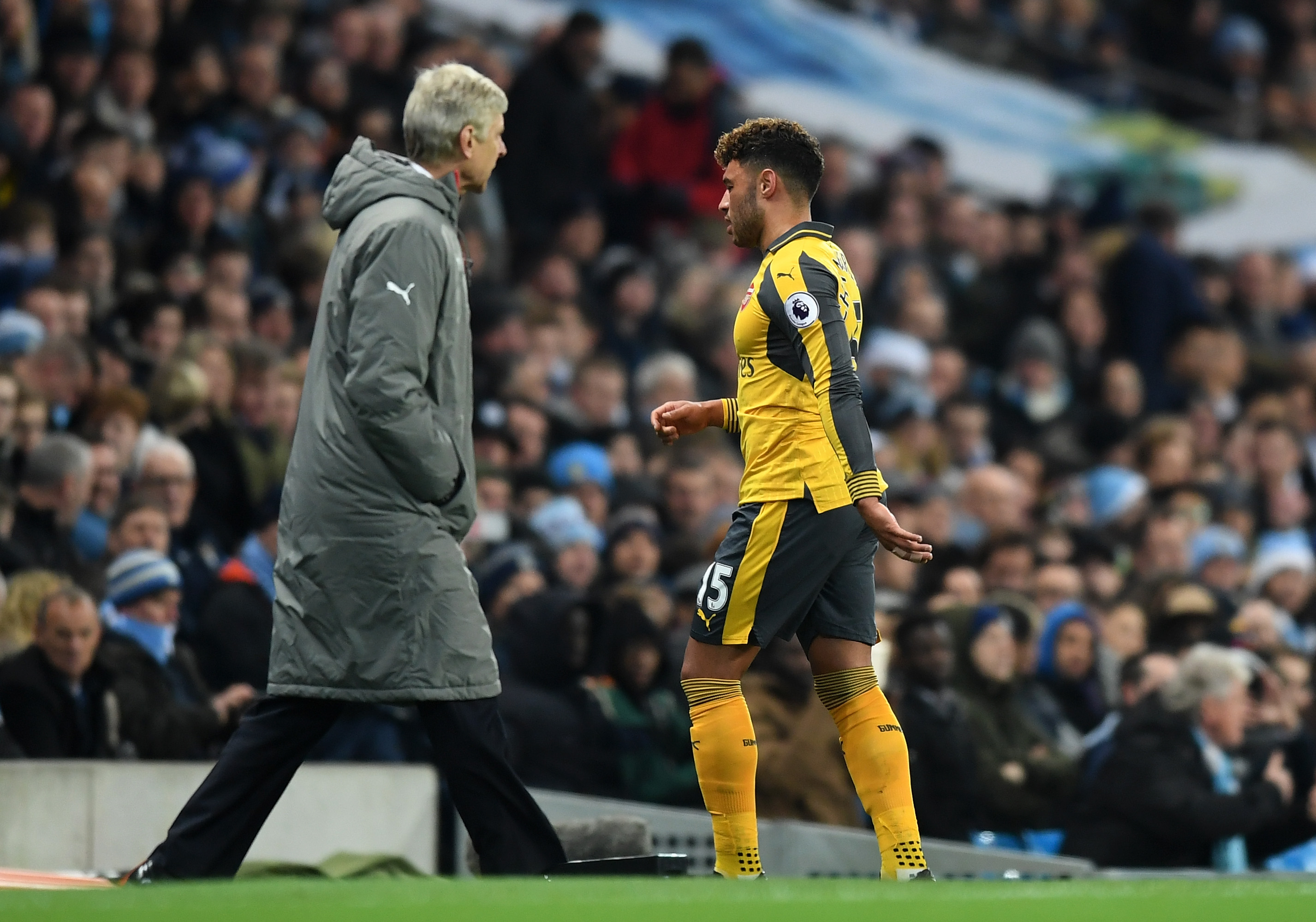 MANCHESTER, ENGLAND - DECEMBER 18: Alex Oxlade-Chamberlain of Arsenal (R) walks past Arsene Wenger, Manager of Arsenal (L) after he is subbed during the Premier League match between Manchester City and Arsenal at the Etihad Stadium on December 18, 2016 in Manchester, England.  (Photo by Michael Regan/Getty Images)