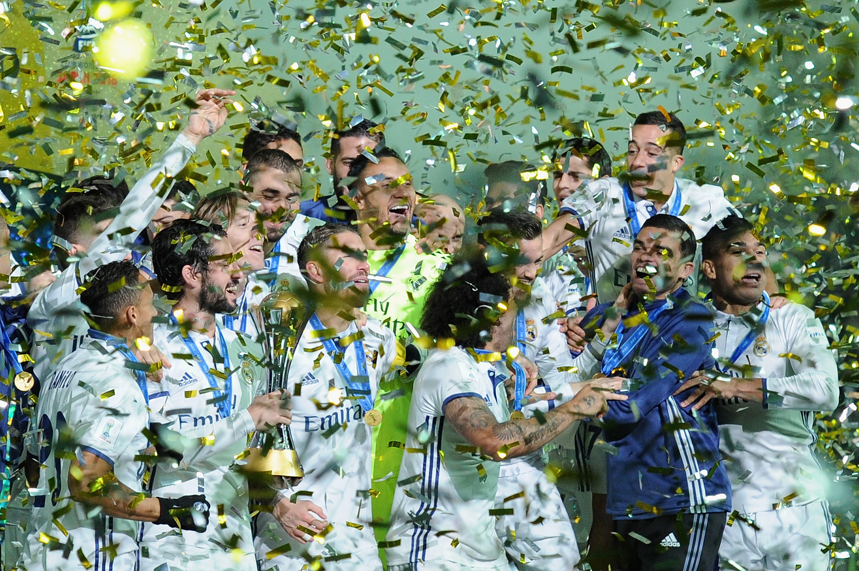 YOKOHAMA, JAPAN - DECEMBER 18:  Players of Real Madrid celebrate winning the FIFA Club World Cup final match between Real Madrid and Kashima Antlers at International Stadium Yokohama on December 18, 2016 in Yokohama, Japan.  (Photo by Matt Roberts/Getty Images)