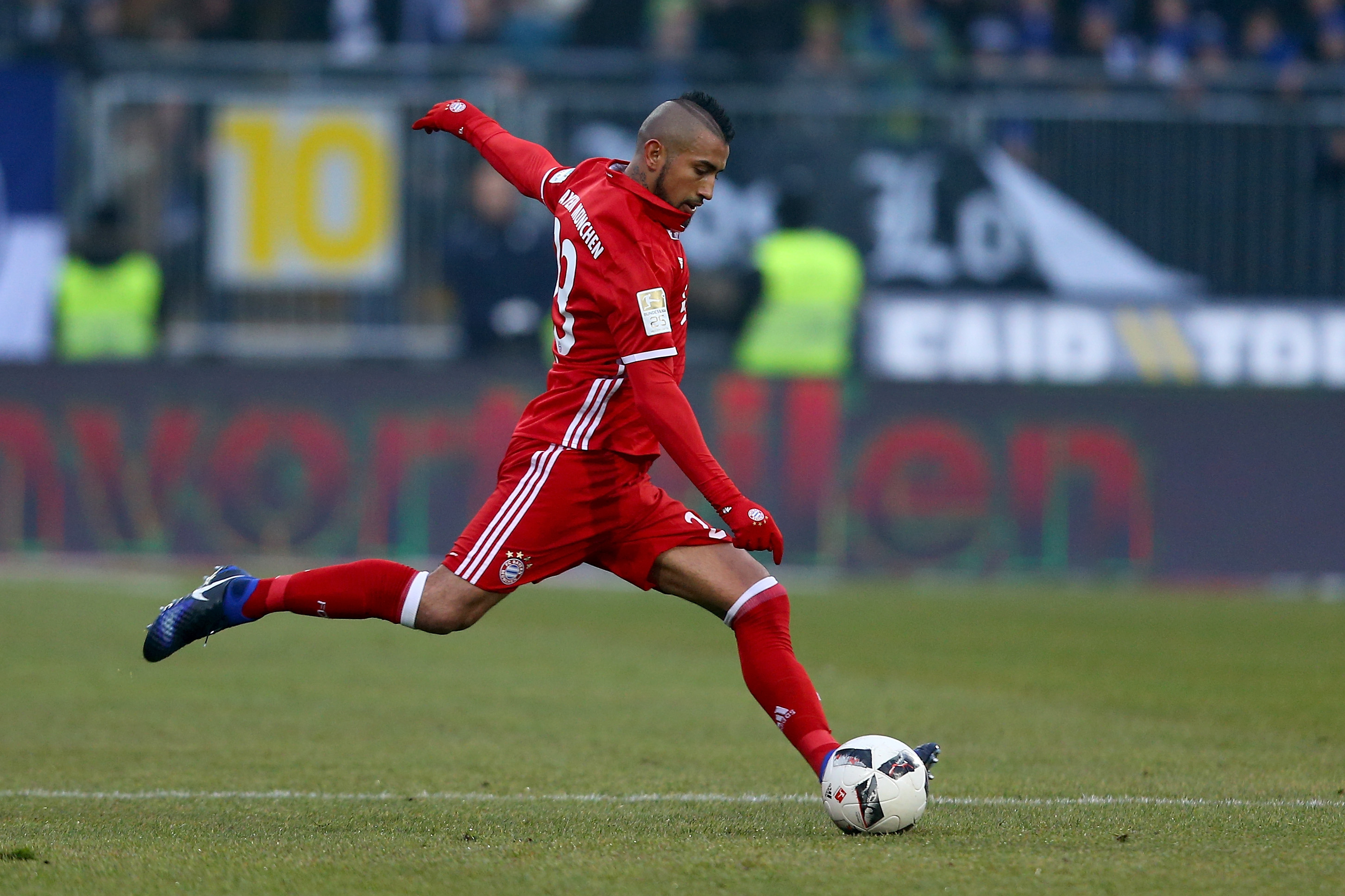 DARMSTADT, GERMANY - DECEMBER 18:  Arturo Vidal of Bayern runs with the ball  during the Bundesliga match between SV Darmstadt 98 and Bayern Muenchen at Stadion am Boellenfalltor on December 18, 2016 in Darmstadt, Germany.  (Photo by Christof Koepsel/Bongarts/Getty Images)