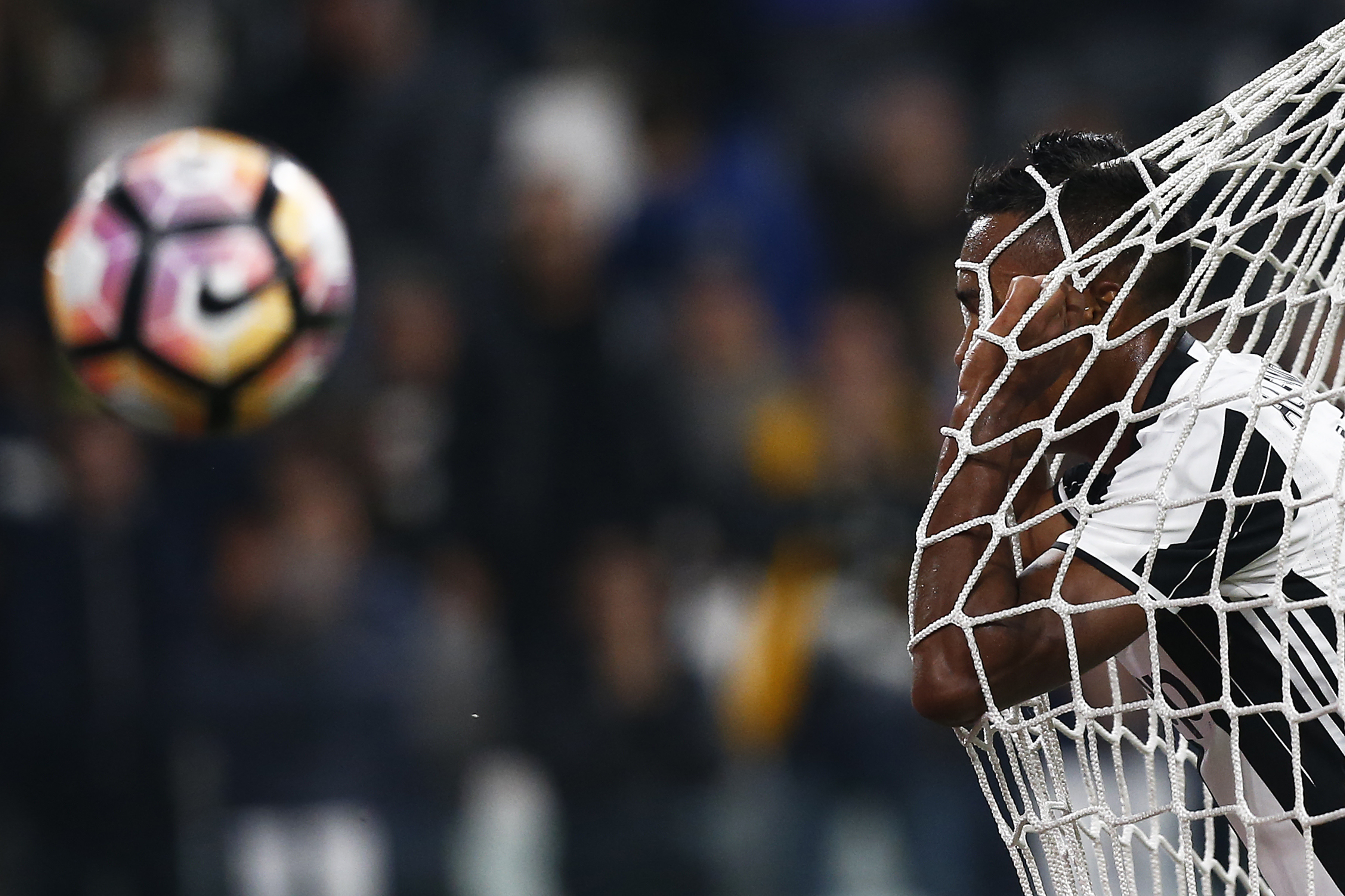 TOPSHOT - Juventus' defender Alex Sandro from Brazil reacts during the Italian Serie A football match Juventus vs Udinese on October 15, 2016 at the 'Juventus Stadium' in Turin.   / AFP / MARCO BERTORELLO        (Photo credit should read MARCO BERTORELLO/AFP/Getty Images)