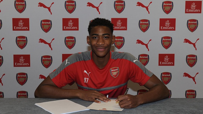 Zech Medley signs for Arsenal. (Picture Courtesy - arsenal.com)