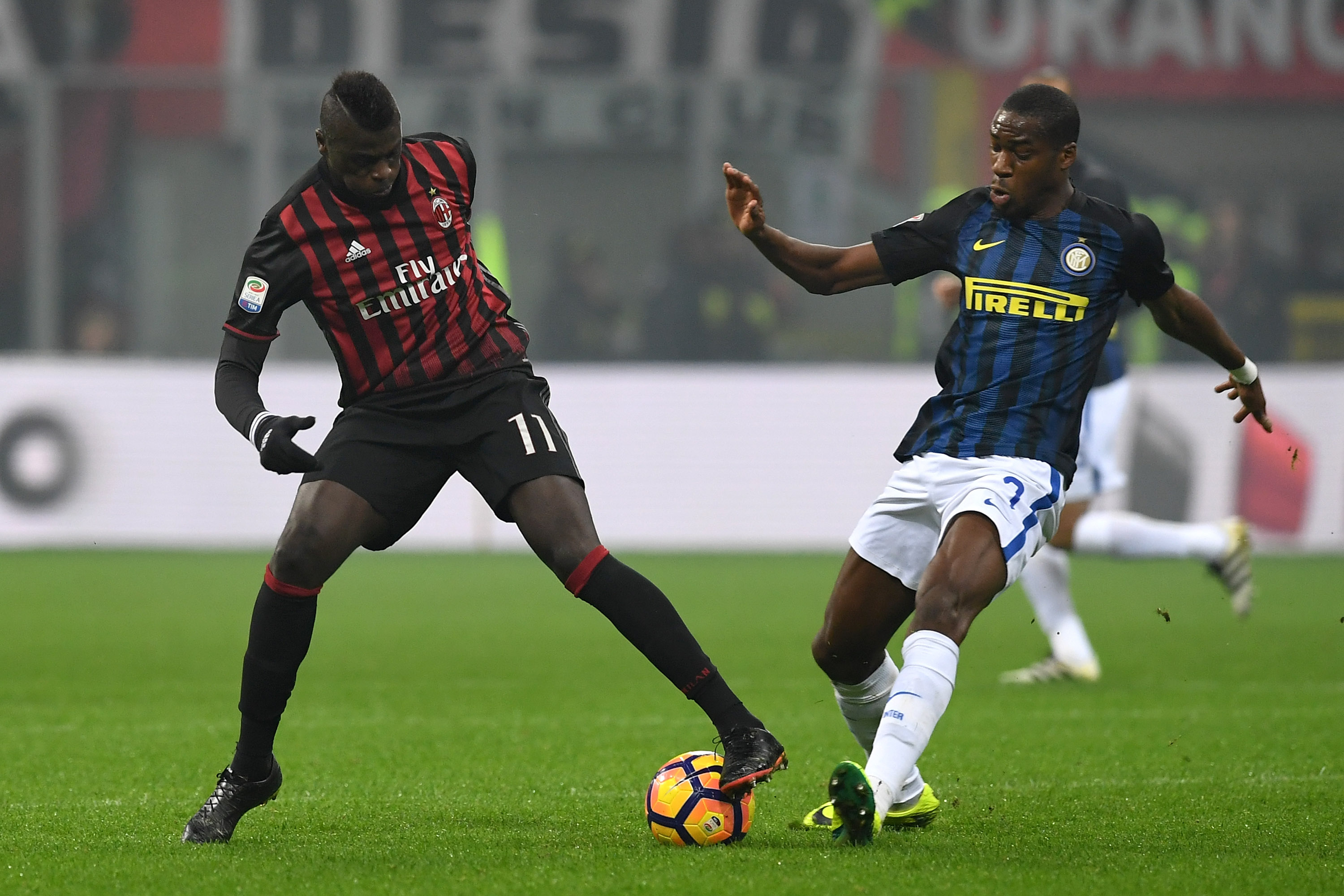 MILAN, ITALY - NOVEMBER 20:  Mbaye Niang (L) of AC Milan competes with Geoffrey Kondogbia of FC Internazionale during the Serie A match between AC Milan and FC Internazionale at Stadio Giuseppe Meazza on November 20, 2016 in Milan, Italy.  (Photo by Valerio Pennicino/Getty Images)