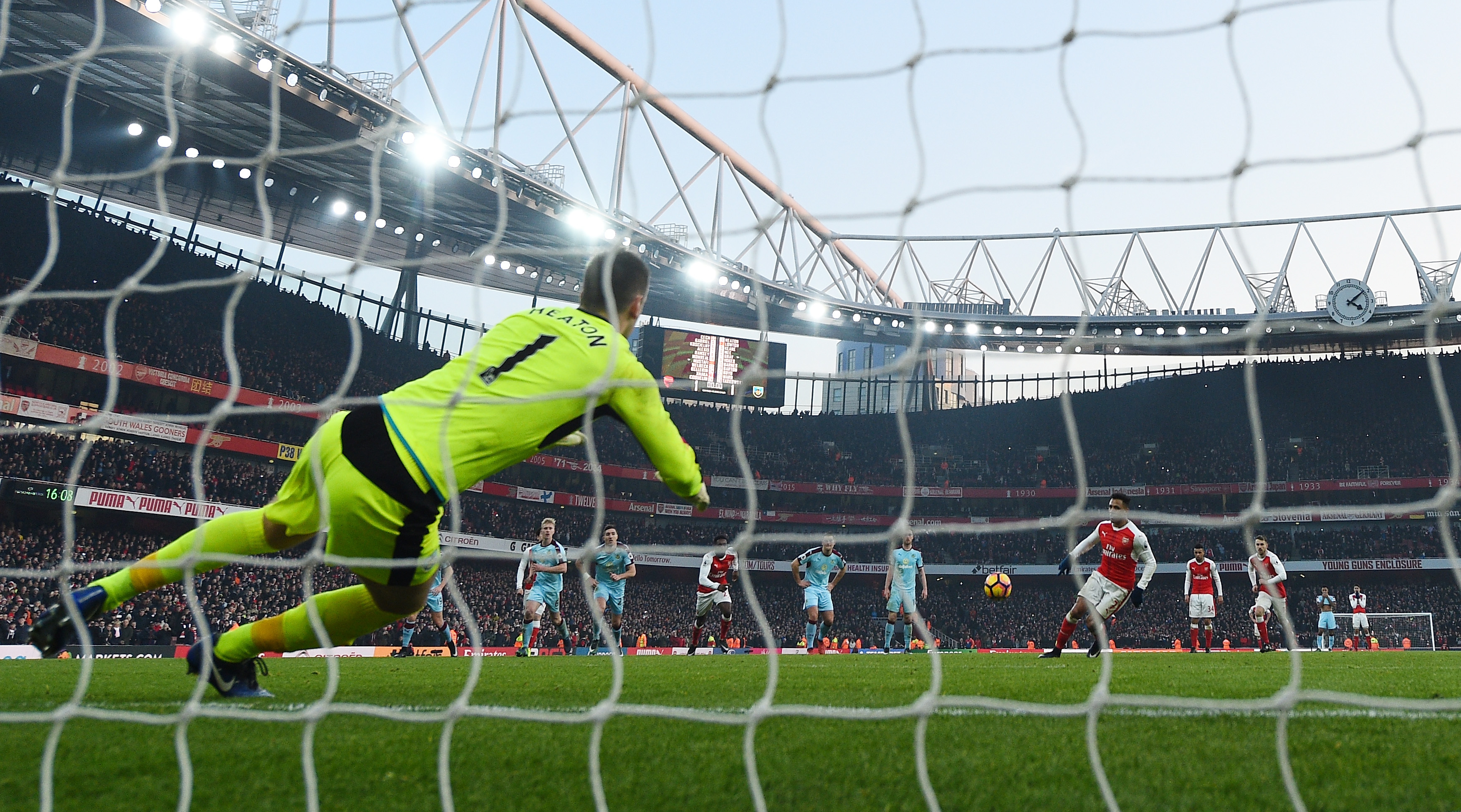 LONDON, ENGLAND - JANUARY 22: Alexis Sanchez of Arsenal converts the penalty to score his side's second goal during the Premier League match between Arsenal and Burnley at the Emirates Stadium on January 22, 2017 in London, England.  (Photo by Shaun Botterill/Getty Images)