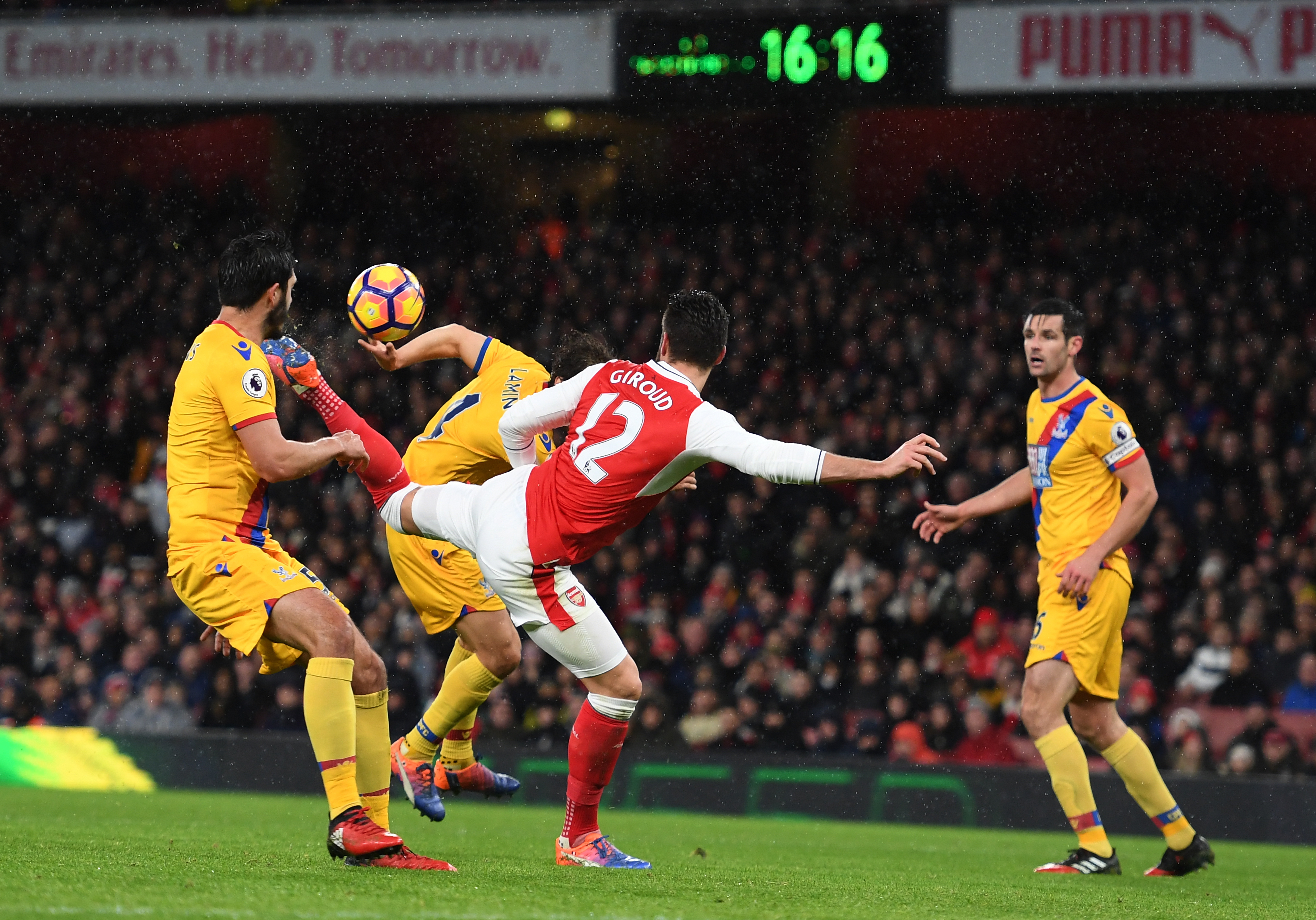 LONDON, ENGLAND - JANUARY 01:  Olivier Giroud of Arsenal scores the opening goal during the Premier League match between Arsenal and Crystal Palace at the Emirates Stadium on January 1, 2017 in London, England.  (Photo by Shaun Botterill/Getty Images)