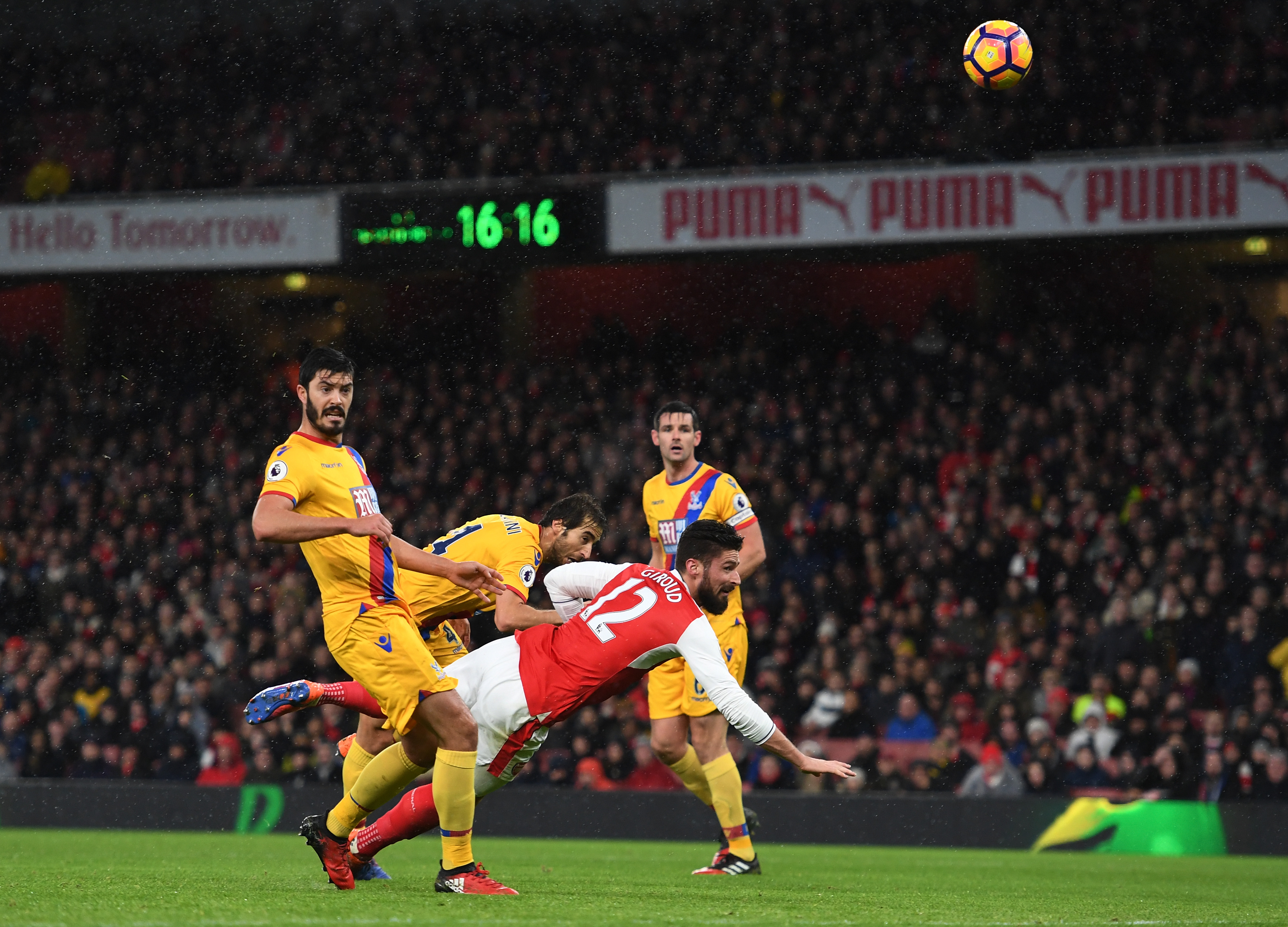 LONDON, ENGLAND - JANUARY 01:  Olivier Giroud of Arsenal scores the opening goal during the Premier League match between Arsenal and Crystal Palace at the Emirates Stadium on January 1, 2017 in London, England.  (Photo by Shaun Botterill/Getty Images)