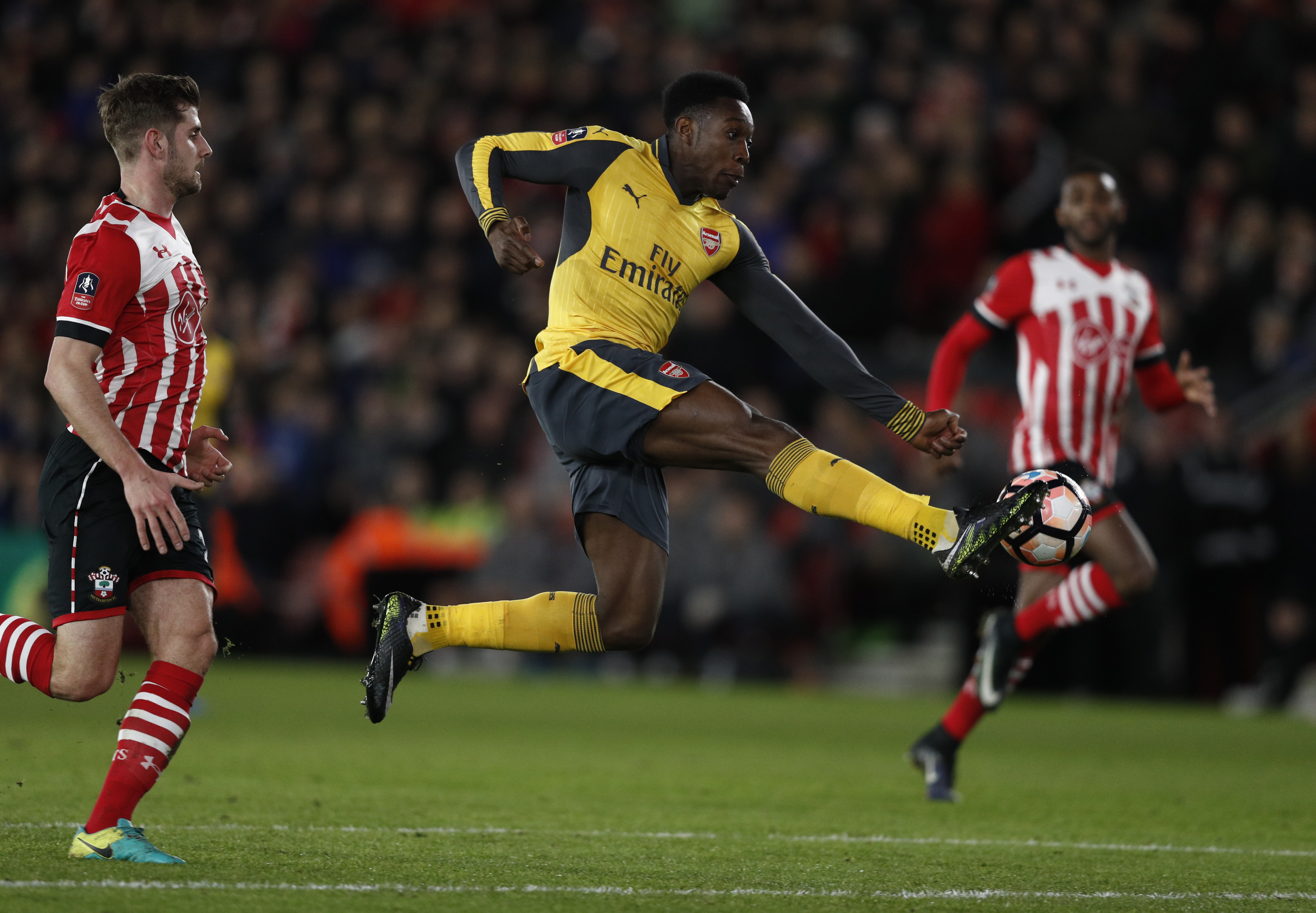 Arsenal's English striker Danny Welbeck (C) scores his team's second goal during the English FA Cup fourth round football match between Southampton and Arsenal at St Mary's in Southampton, southern England on January 28, 2017. / AFP / Adrian DENNIS / RESTRICTED TO EDITORIAL USE. No use with unauthorized audio, video, data, fixture lists, club/league logos or 'live' services. Online in-match use limited to 75 images, no video emulation. No use in betting, games or single club/league/player publications.  /         (Photo credit should read ADRIAN DENNIS/AFP/Getty Images)