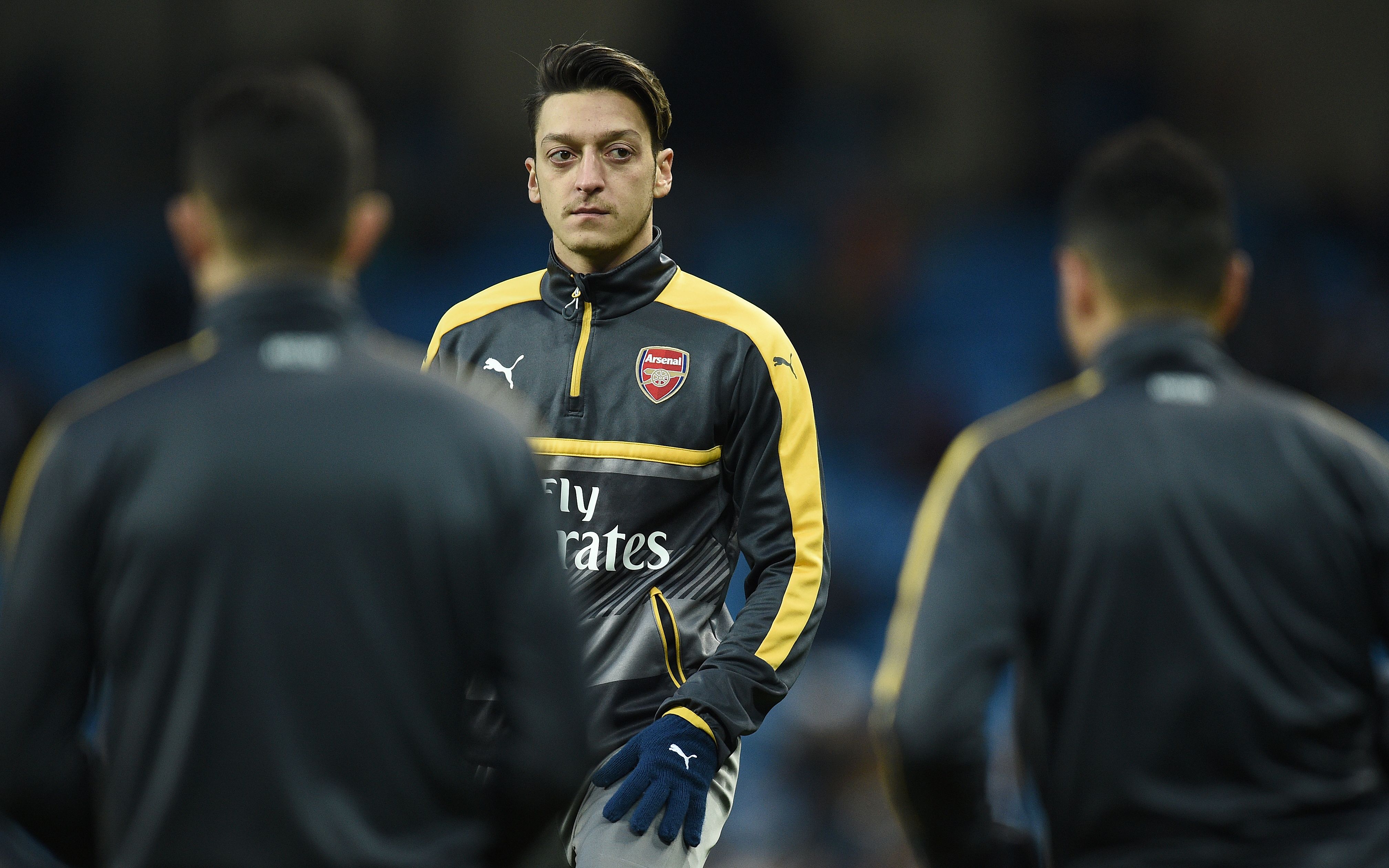 Arsenal's German midfielder Mesut Ozil warms up ahead of the English Premier League football match between Manchester City and Arsenal at the Etihad Stadium in Manchester, north west England, on December 18, 2016. (Photo by Oli Scarff/AFP/Getty Images)