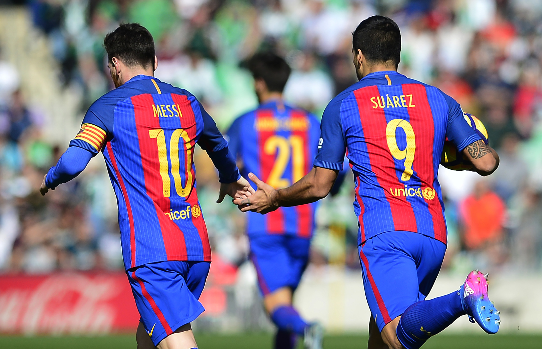 Barcelona's Uruguayan forward Luis Suarez (R) celebrates a goal with Barcelona's Argentinian forward Lionel Messi (L) during the Spanish league football match Real Betis vs FC Barcelona at the Benito Villamarin stadium in Sevilla on January 29, 2017. / AFP / CRISTINA QUICLER        (Photo credit should read CRISTINA QUICLER/AFP/Getty Images)
