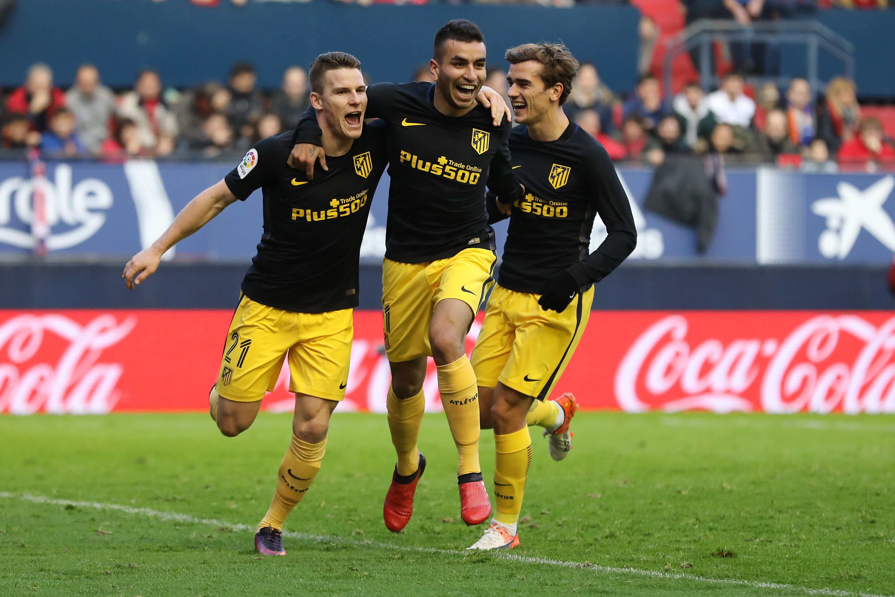 Atletico Madrid's French forward Kevin Gameiro (L) celebrates with Atletico Madrid's Argentinian midfielder Angel Correa (C) and Atletico Madrid's French forward Antoine Griezmann during the Spanish league football match CA Osasuna vs Club Atletico de Madrid at El Sadar stadium in Pamplona, on November 27, 2016. / AFP / CESAR MANSO        (Photo credit should read CESAR MANSO/AFP/Getty Images)