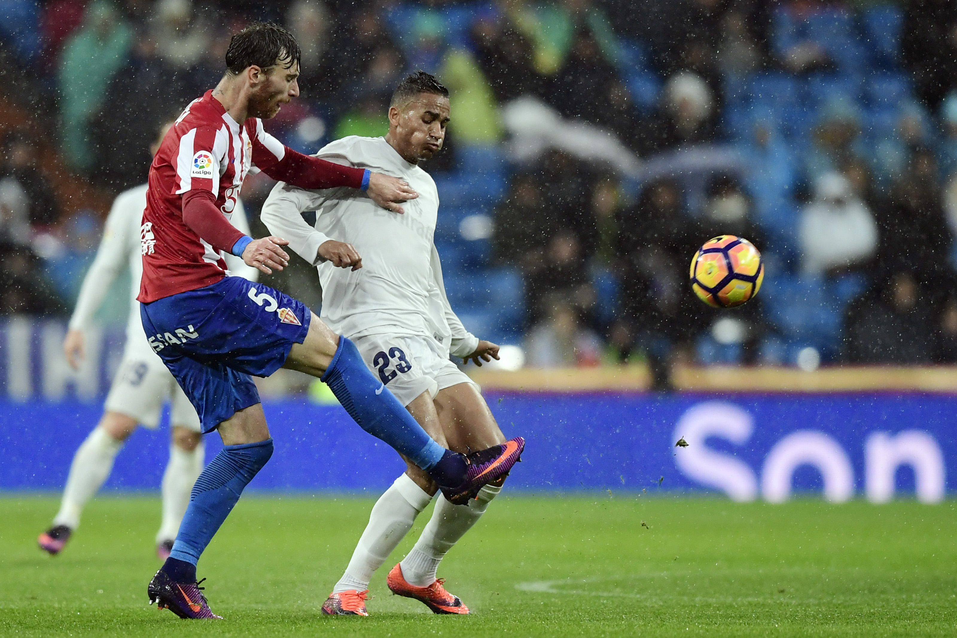 Sporting Gijon's Venezuelan defender Fernando Amorebieta (L) vies with Real Madrid's Brazilian defender Danilo during the Spanish league football match Real Madrid CF vs Real Sporting de Gijon at the Santiago Bernabeu stadium in Madrid on November 26, 2016. / AFP / JAVIER SORIANO        (Photo credit should read JAVIER SORIANO/AFP/Getty Images)