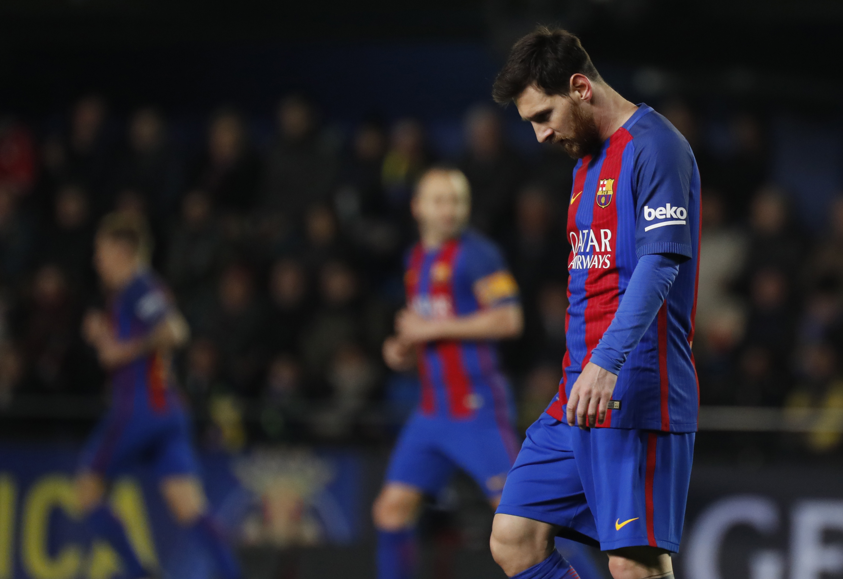 Barcelona's Argentinian forward Lionel Messi reacts after missing an attempt on goal during the Spanish league football match Villarreal CF vs FC Barcelona at El Madrigal stadium in Vila-real on January 8, 2017. / AFP / JOSE JORDAN        (Photo credit should read JOSE JORDAN/AFP/Getty Images)