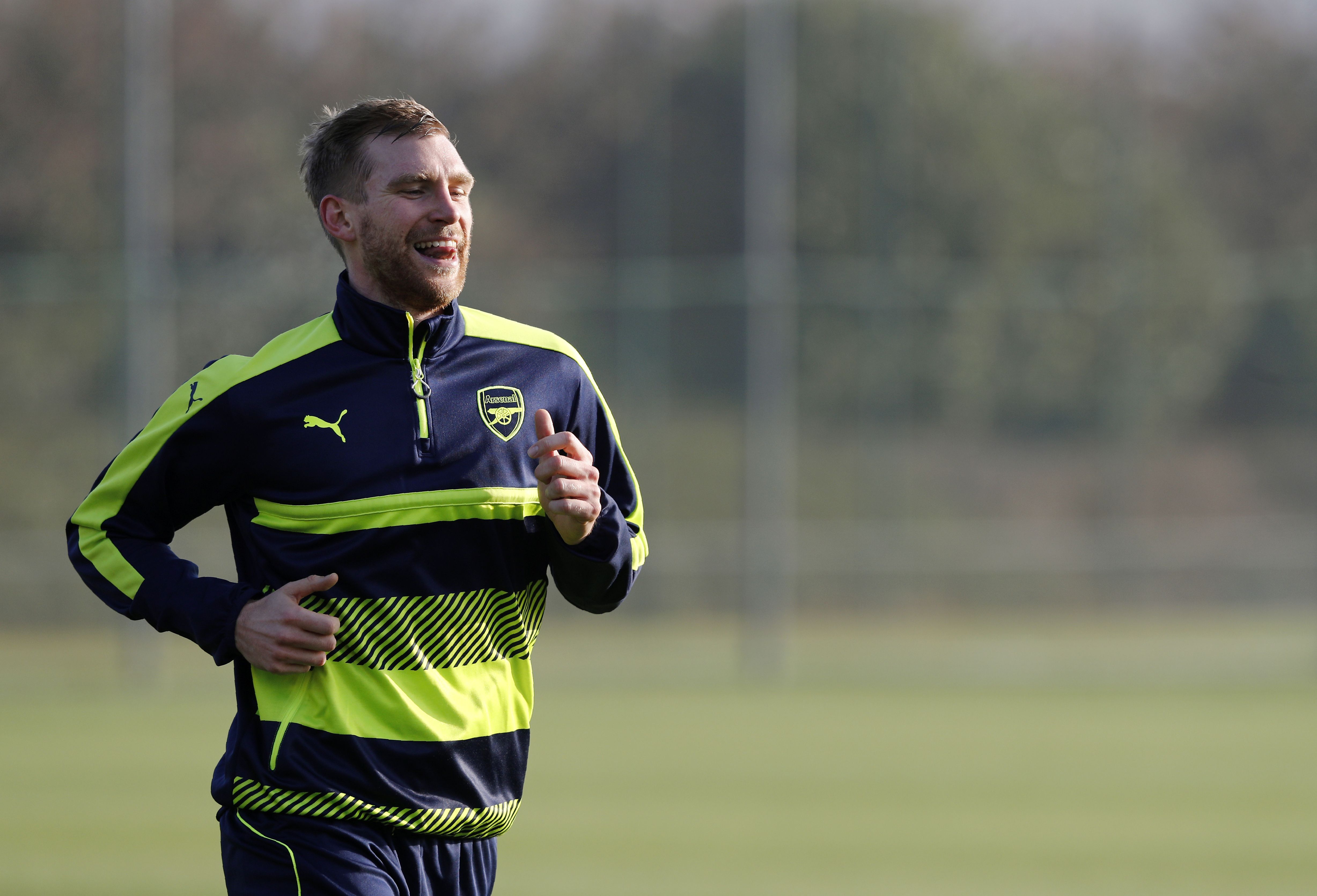 Arsenal's German defender Per Mertesacker runs during a training session at the club's complex in London Colney on December 5, 2016. 
Arsenal play FC Basel in a UEFA Champions League Group A match tomorrow. / AFP / ADRIAN DENNIS        (Photo credit should read ADRIAN DENNIS/AFP/Getty Images)