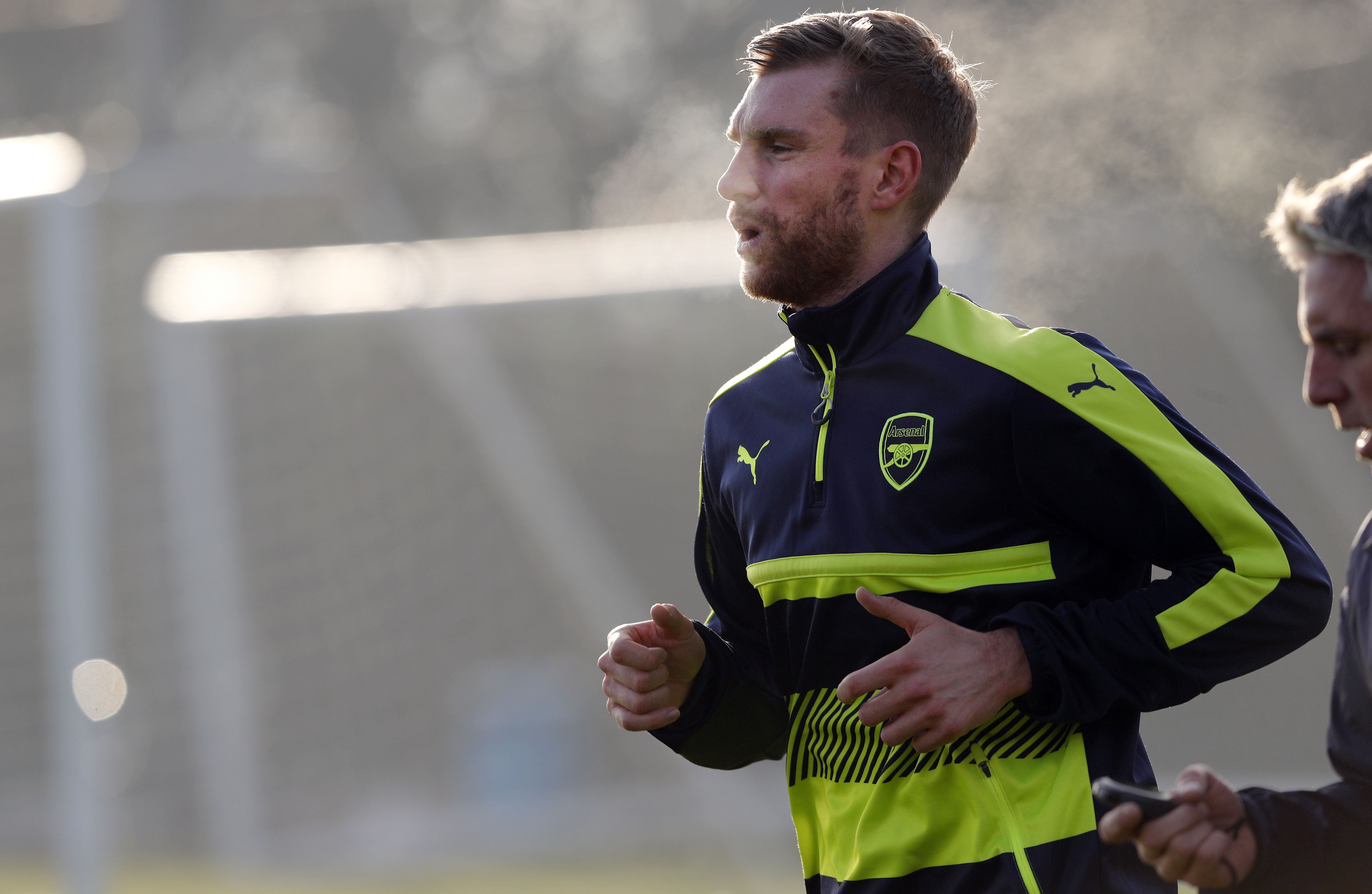 Arsenal's German defender Per Mertesacker runs during a training session at the club's complex in London Colney on December 5, 2016. 
Arsenal play FC Basel in a UEFA Champions League Group A match tomorrow. / AFP / ADRIAN DENNIS        (Photo credit should read ADRIAN DENNIS/AFP/Getty Images)