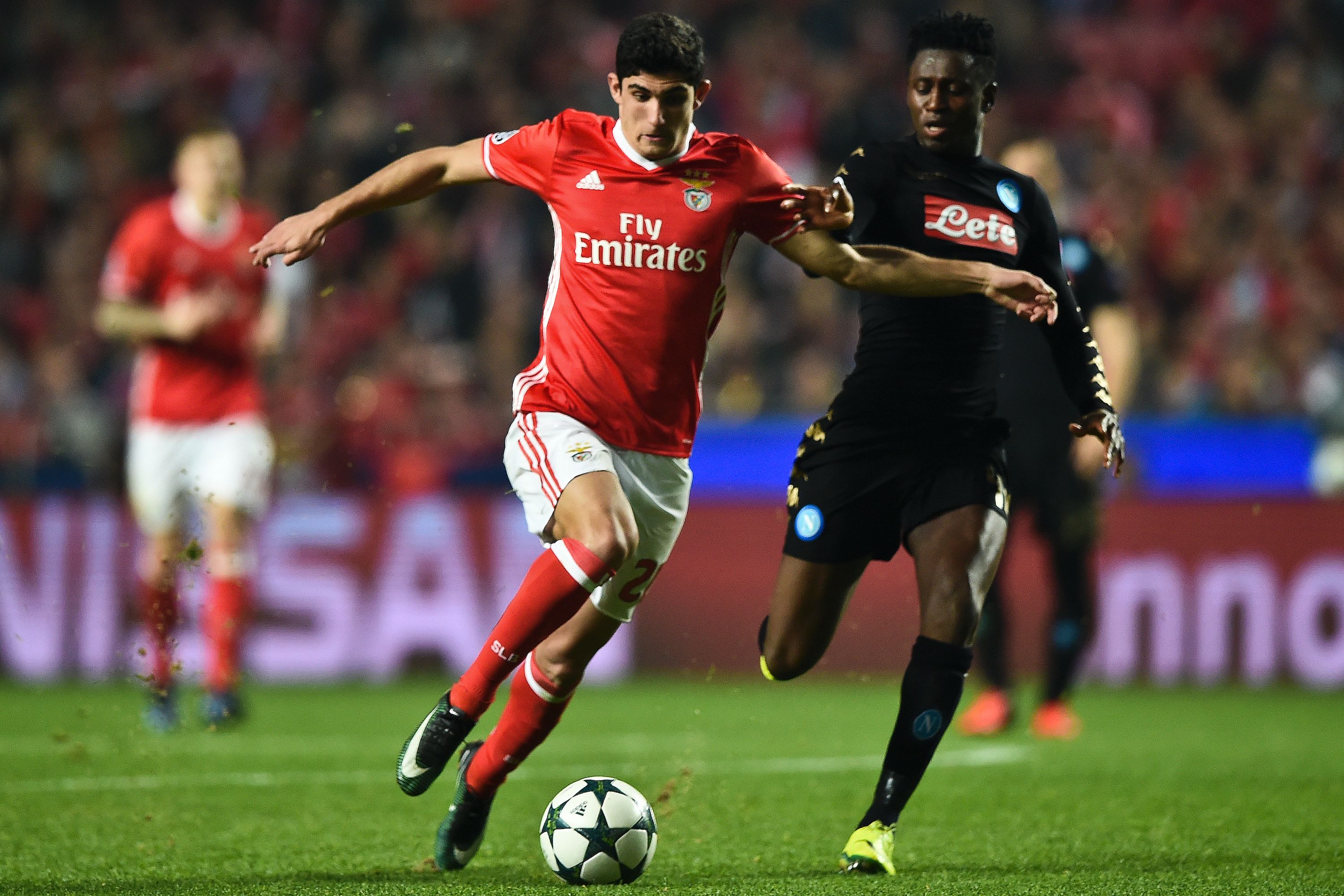 Benfica's forward Goncalo Guedes (L) vies with Napoli's Guinean midfielder Amadou Diawara during the UEFA Champions League Group B football match SL Benfica vs SSC Napoli at the Luz stadium in Lisbon, on December 6, 2016. / AFP / PATRICIA DE MELO MOREIRA        (Photo credit should read PATRICIA DE MELO MOREIRA/AFP/Getty Images)