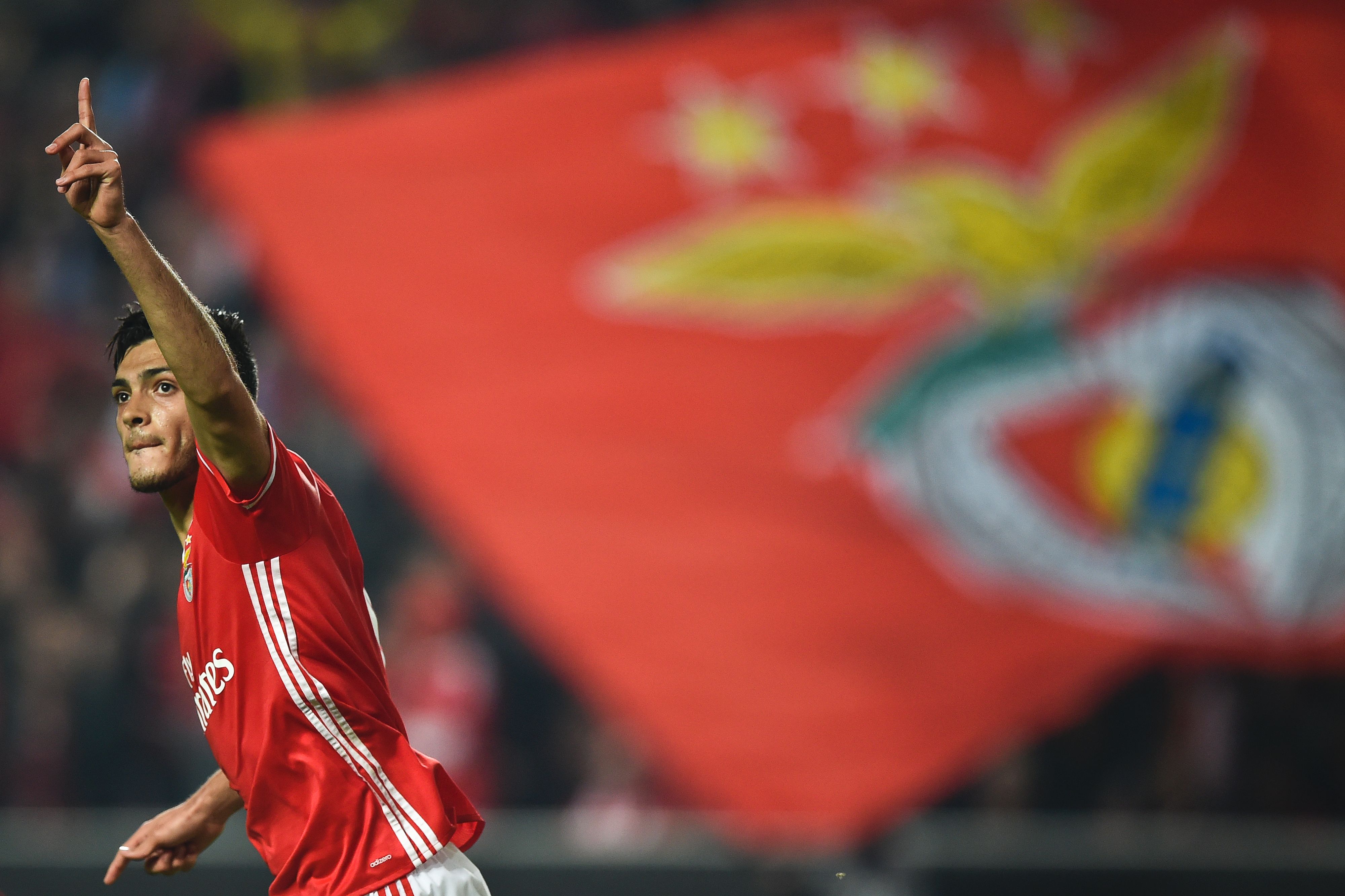 Benfica's Mexican forward Raul Jimenez celebrates after scoring during the UEFA Champions League Group B football match SL Benfica vs SSC Napoli at the Luz stadium in Lisbon, on December 6, 2016. / AFP / PATRICIA DE MELO MOREIRA        (Photo credit should read PATRICIA DE MELO MOREIRA/AFP/Getty Images)