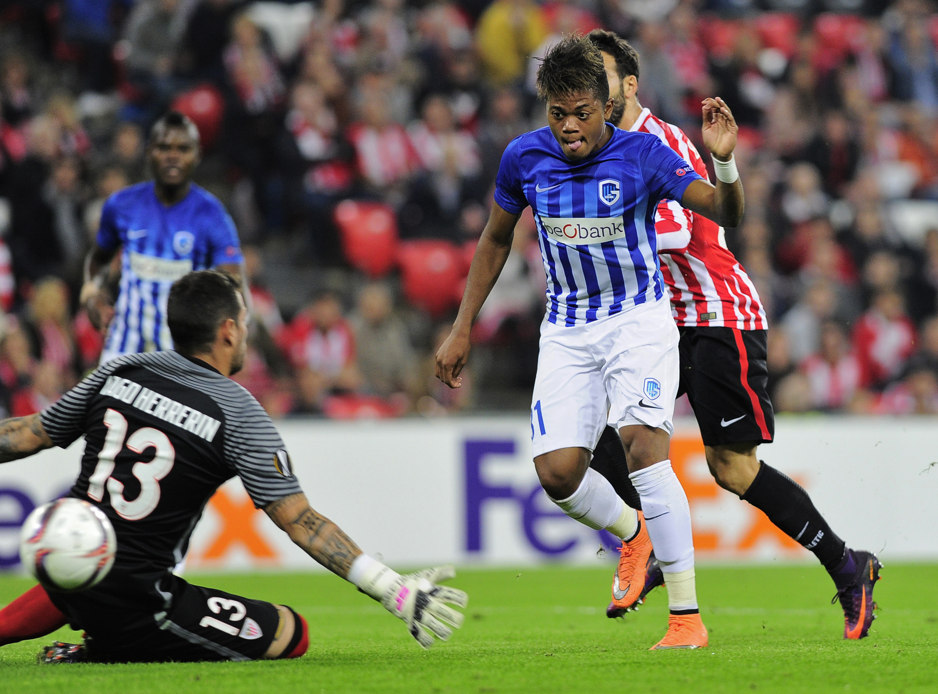 Genk's Jamaican midfielder Leon Bailey (R) shoots to score during the Europa League Group F football match Athletic Club de Bilbao vs KRC Genk at the San Mames stadium in Bilbao on November 3, 2016. / AFP / ANDER GILLENEA        (Photo credit should read ANDER GILLENEA/AFP/Getty Images)