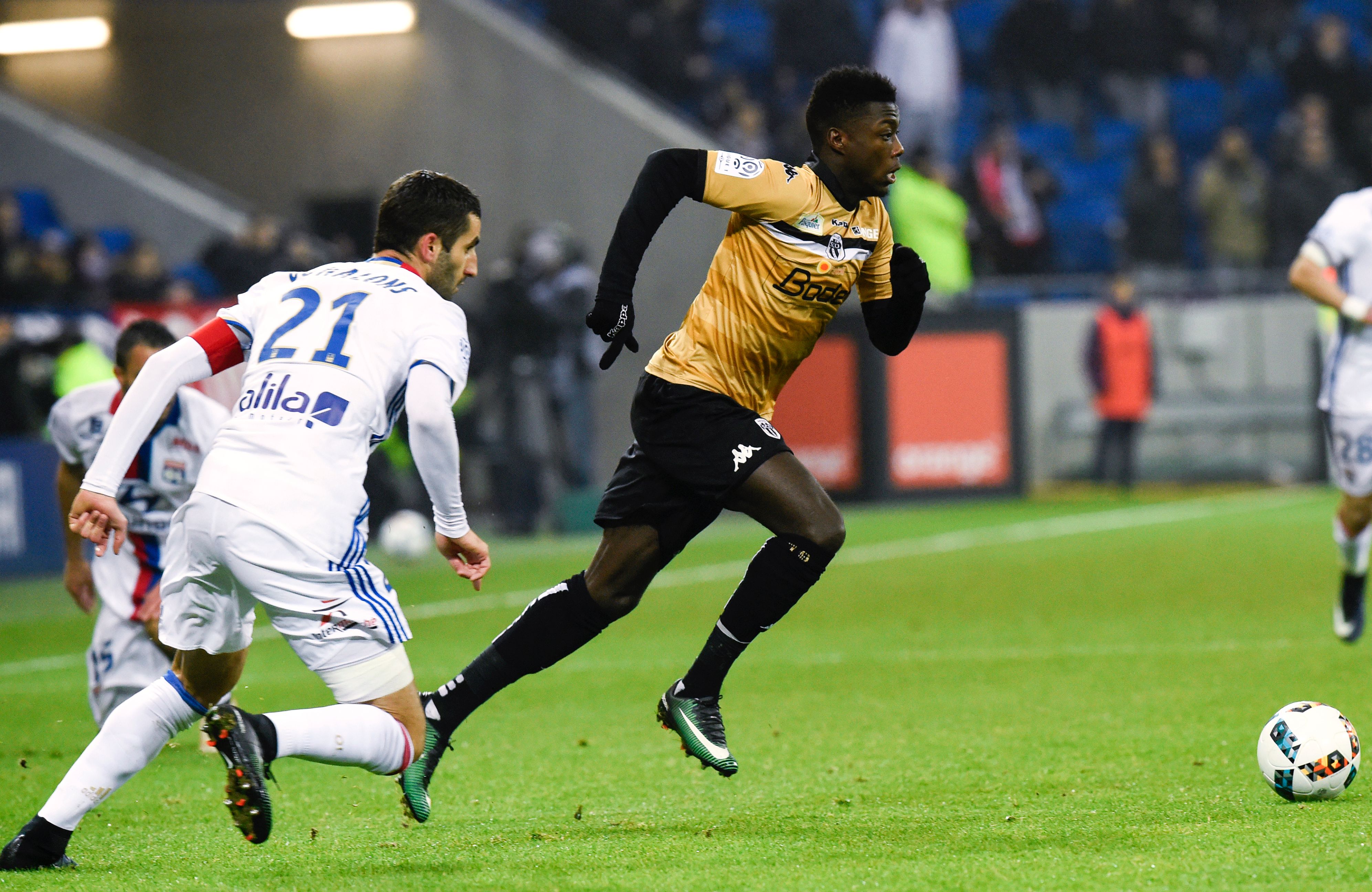 Lyon's French midfielder Maxime Gonalons (L) vies with Angers' French forward Nicolas Pepe (C) during the French L1 football match Lyon (OL) vs Angers (SCO) at the Parc Olympique Lyonnais stadium in Decines-Charpieu, central-eastern France, on December 21, 2016. / AFP / Jean-Philippe KSIAZEK        (Photo credit should read JEAN-PHILIPPE KSIAZEK/AFP/Getty Images)