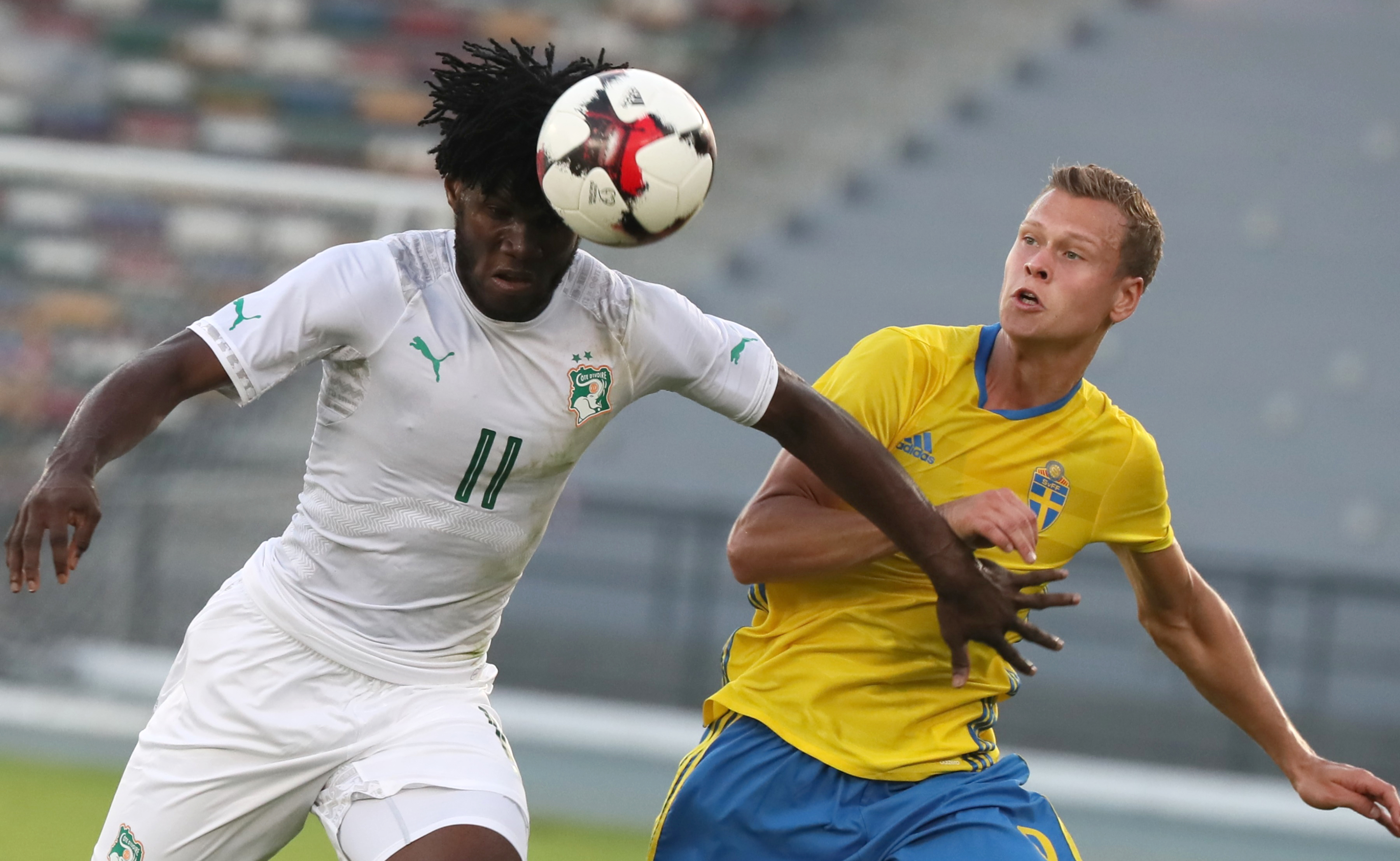 Ivory Coast's Franck Kessie (L) vies for the ball with Sweden's Viktor Claesson (R) during the International friendly football match between Sweden and Ivory Coast in Abu Dhabi on January 8, 2017. / AFP / KARIM SAHIB        (Photo credit should read KARIM SAHIB/AFP/Getty Images)