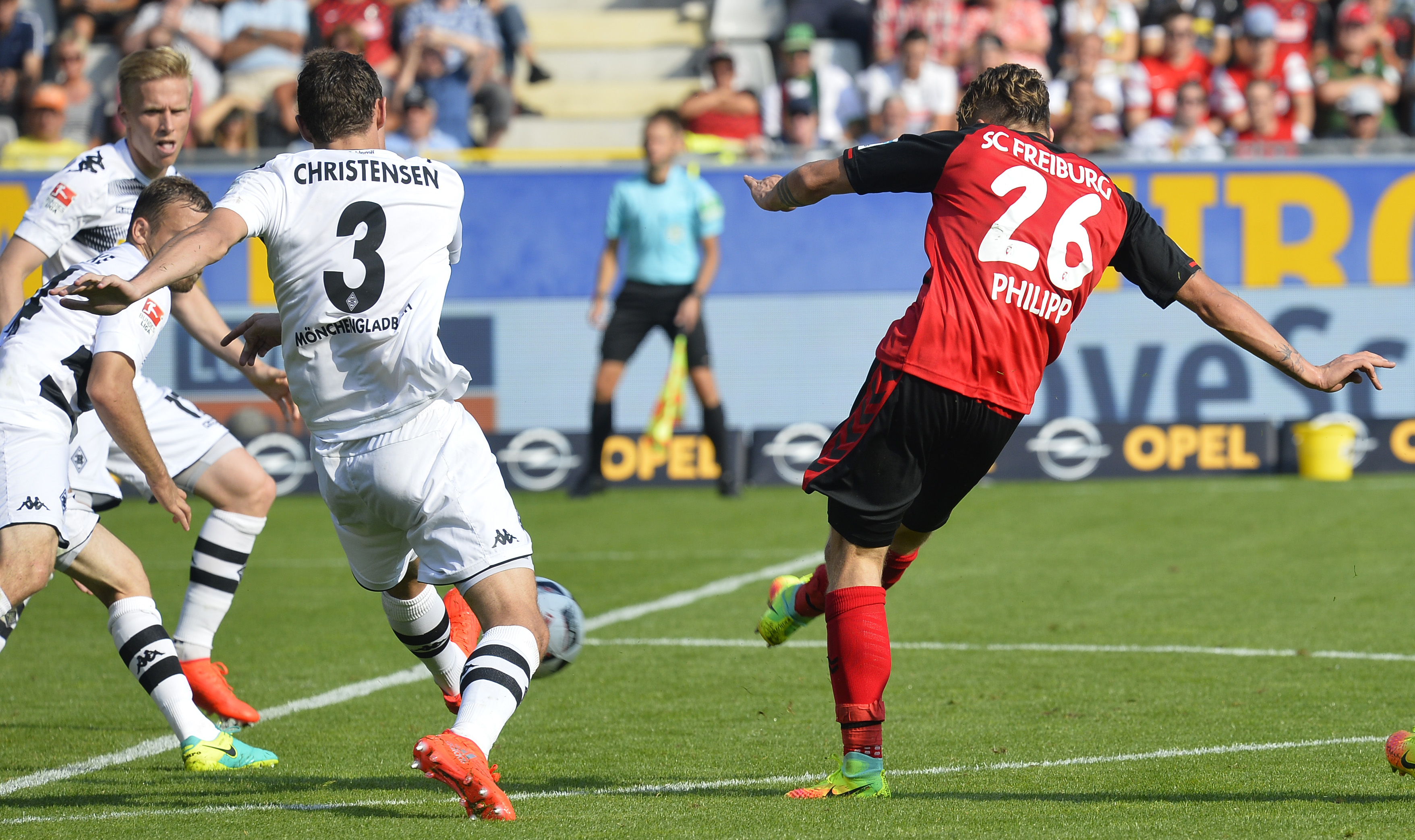 Freiburg's forward Maximilian Philipp (R) scores during German first division Bundesliga football match between SC Freiburg and Borussia Moenchengladbach in the Schwarzwald-Stadion in Freiburg, southern Germany on September 10, 2016. / AFP / THOMAS KIENZLE / RESTRICTIONS: DURING MATCH TIME: DFL RULES TO LIMIT THE ONLINE USAGE TO 15 PICTURES PER MATCH AND FORBID IMAGE SEQUENCES TO SIMULATE VIDEO. == RESTRICTED TO EDITORIAL USE == FOR FURTHER QUERIES PLEASE CONTACT DFL DIRECTLY AT + 49 69 650050
        (Photo credit should read THOMAS KIENZLE/AFP/Getty Images)