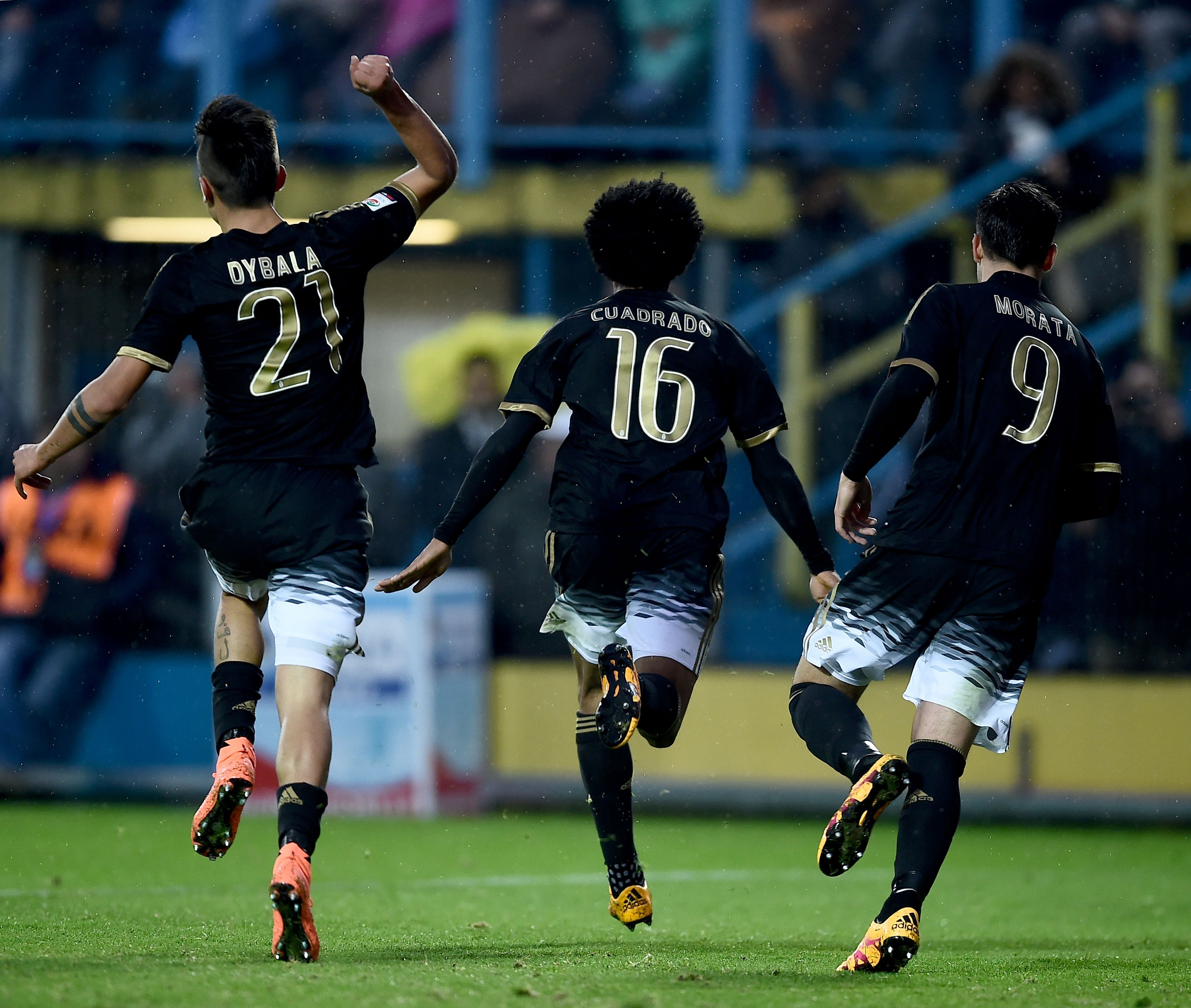 Juventus' forward from Colombia Juan Cuadrado (C) celebrates with teammates Juventus' forward from Argentina Paulo Dybala (L) and Juventus' forward from Spain Alvaro Morata  after scoring during the Italian Serie A football match Frosinone vs Juventus on February 7, 2016 in Frosinone. / AFP / FILIPPO MONTEFORTE        (Photo credit should read FILIPPO MONTEFORTE/AFP/Getty Images)