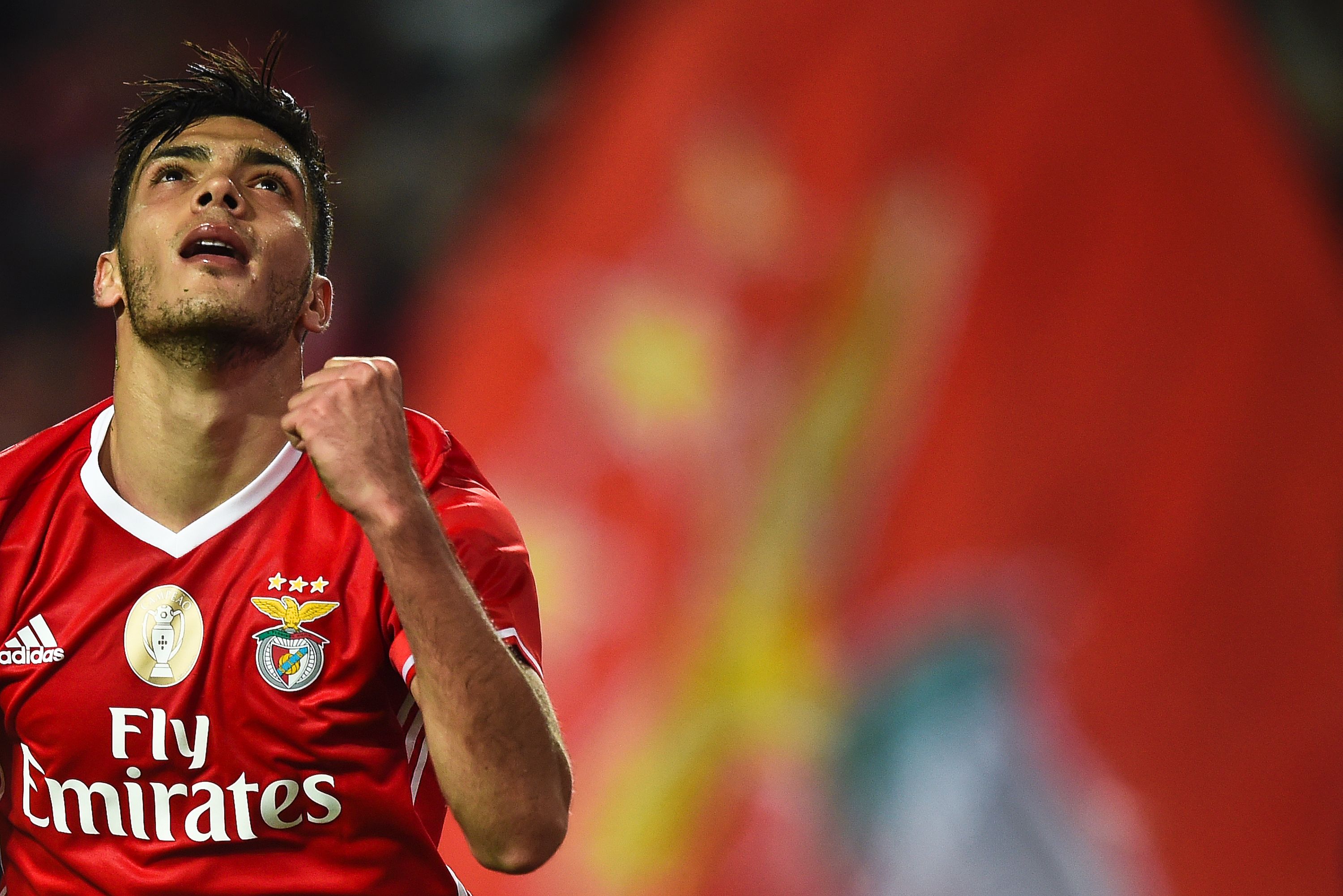 Benfica's Mexican forward Raul Jimenez (R) celebrates after scoring during the Portuguese league football match SL Benfica vs Moreirense FC at the Luz stadium in Lisbon, on November 27, 2016. / AFP / PATRICIA DE MELO MOREIRA        (Photo credit should read PATRICIA DE MELO MOREIRA/AFP/Getty Images)