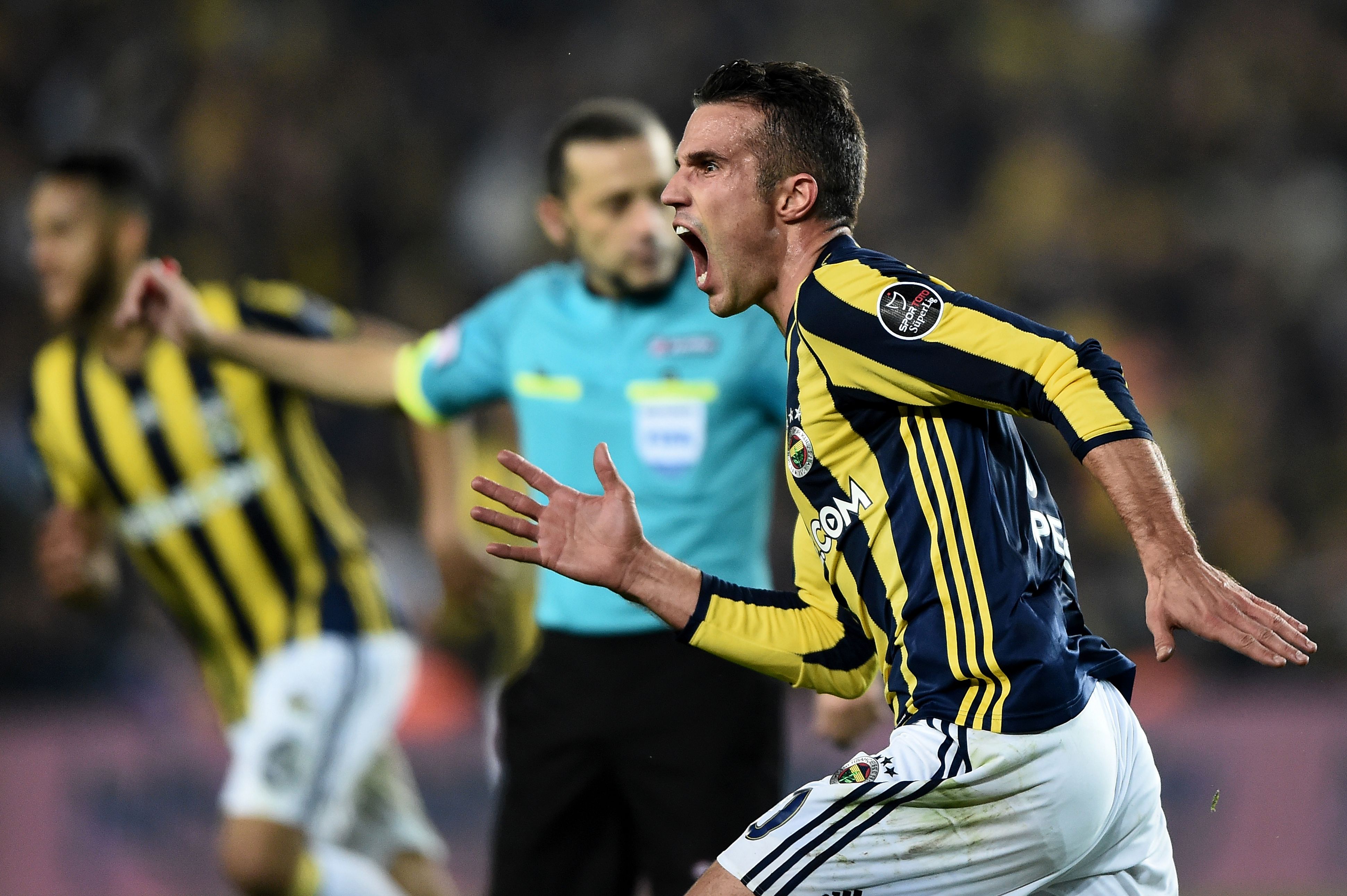Fenerbahce's Dutch forward Robin Van Persie (R) celebrates after scoring a goal during the Turkish Spor Toto Super Lig football match between Fenerbahce and Galatasaray at the Fenerbahce Ulker Sukru Saracoglu stadium in Istanbul on November 20, 2016.  / AFP / OZAN KOSE        (Photo credit should read OZAN KOSE/AFP/Getty Images)