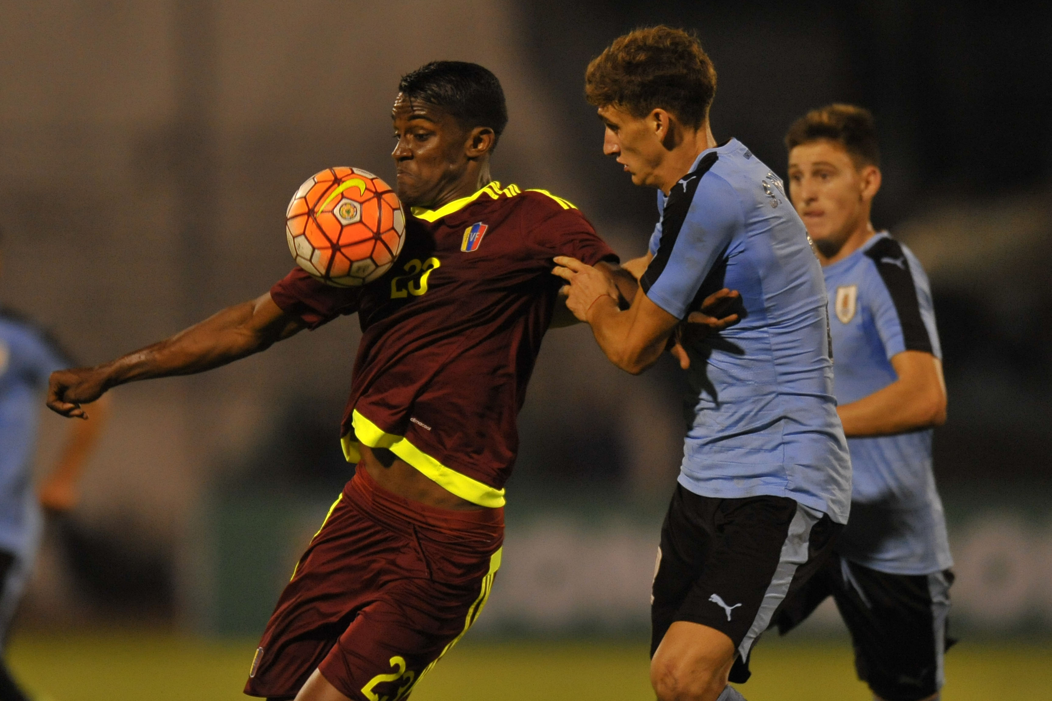 Uruguay`s player Santiago Bueno vies for the ball with Venezuela`s player Sergio Cordova during their South American Championship U-20 football match in the Olimpico stadium in Ibarra, Ecuador on January 19, 2017. / AFP / JUAN CEVALLOS        (Photo credit should read JUAN CEVALLOS/AFP/Getty Images)