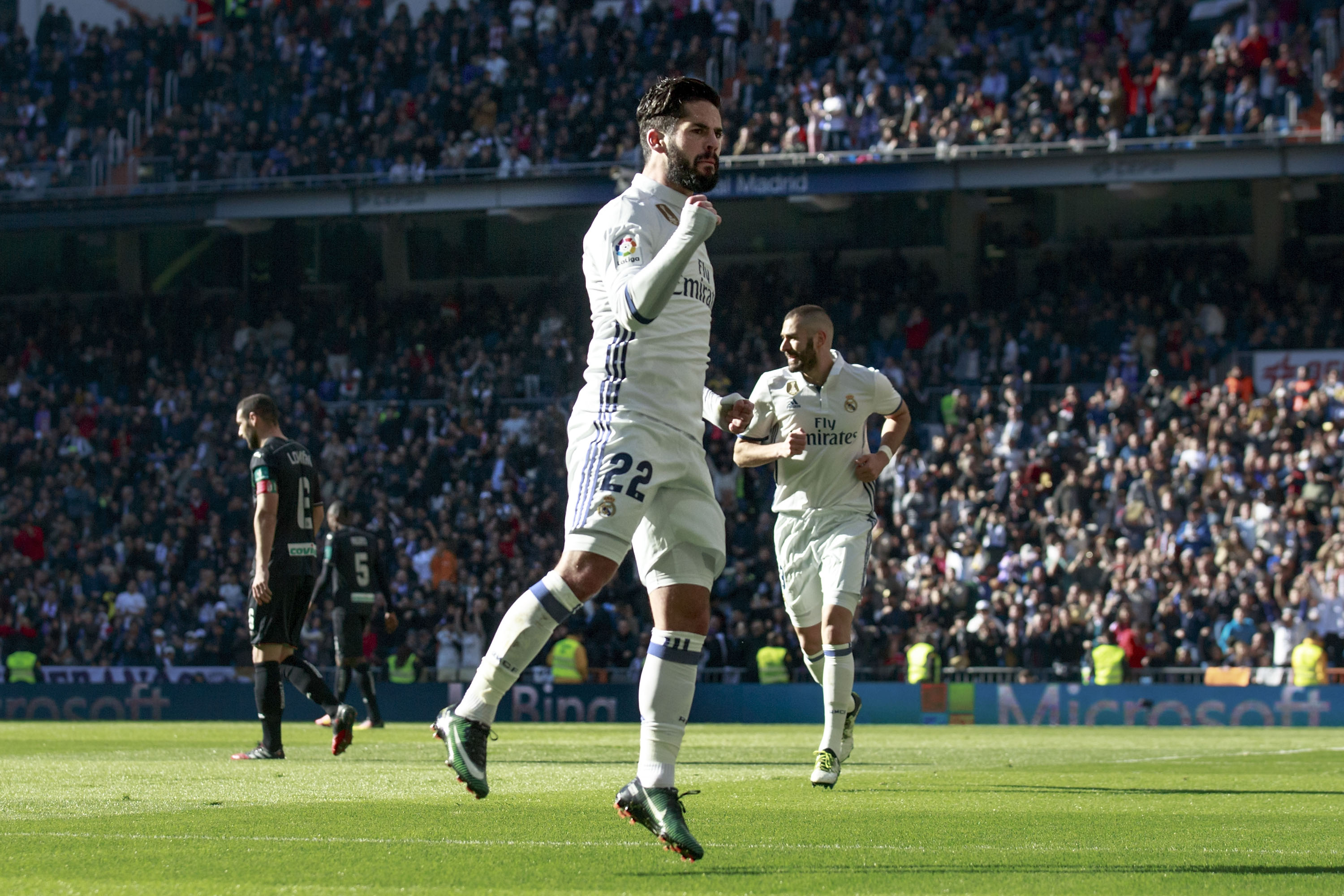 MADRID, SPAIN - JANUARY 07:  Francisco Roman Alarcon alias Isco of Real Madrid CF celebrates scoring their opening goal during the La Liga match between Real Madrid CF and Granada CF at Estadio Santiago Bernabeu on January 7, 2017 in Madrid, Spain.  (Photo by Gonzalo Arroyo Moreno/Getty Images)