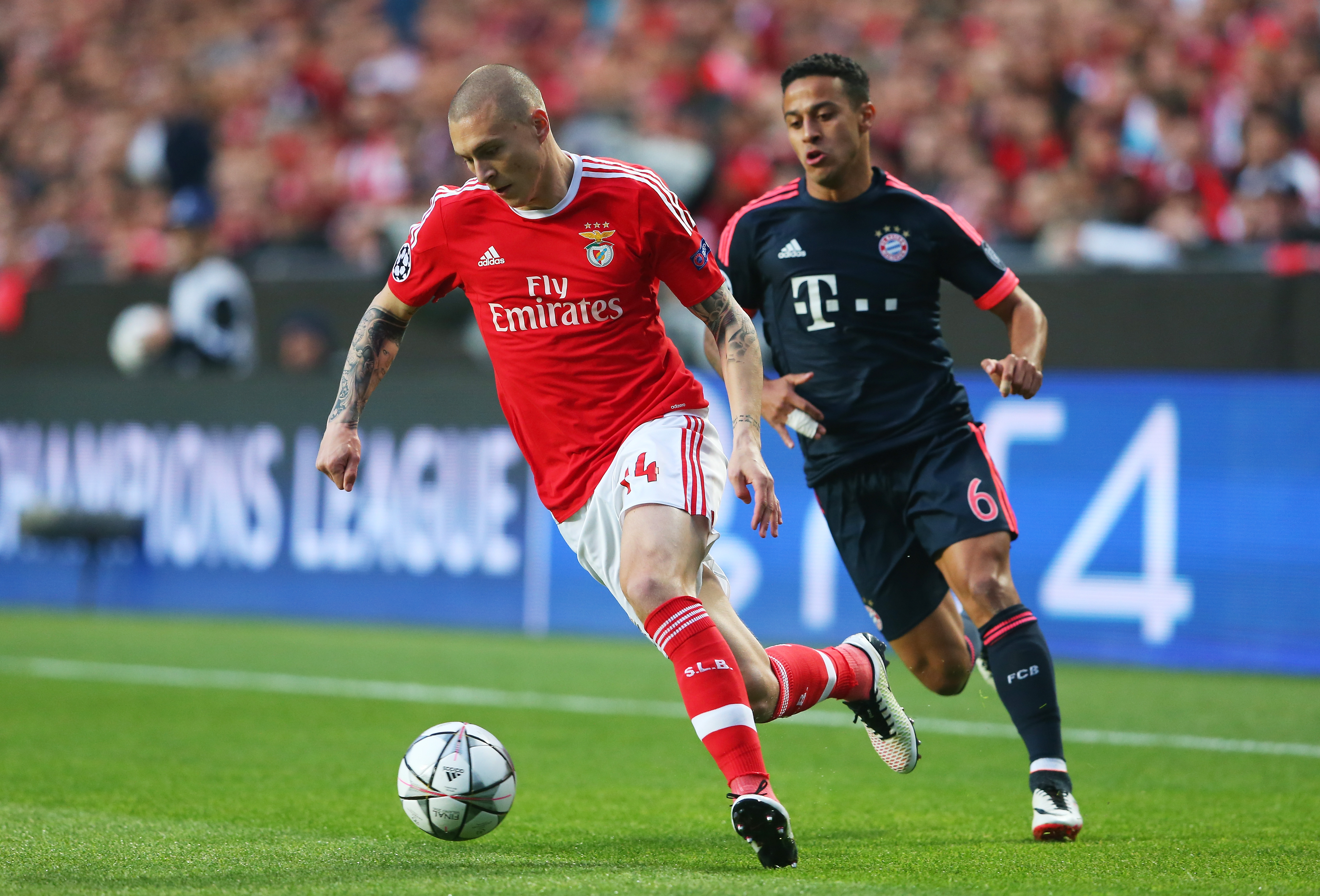 LISBON, PORTUGAL - APRIL 13: Victor Lindelof of Benfica is closed down by Thiago Alcantara of Bayern Muenchen during the UEFA Champions League quarter final second leg match between SL Benfica and FC Bayern Muenchen at Estadio da Luz on April 13, 2016 in Lisbon, Portugal.  (Photo by Alexander Hassenstein/Bongarts/Getty Images)