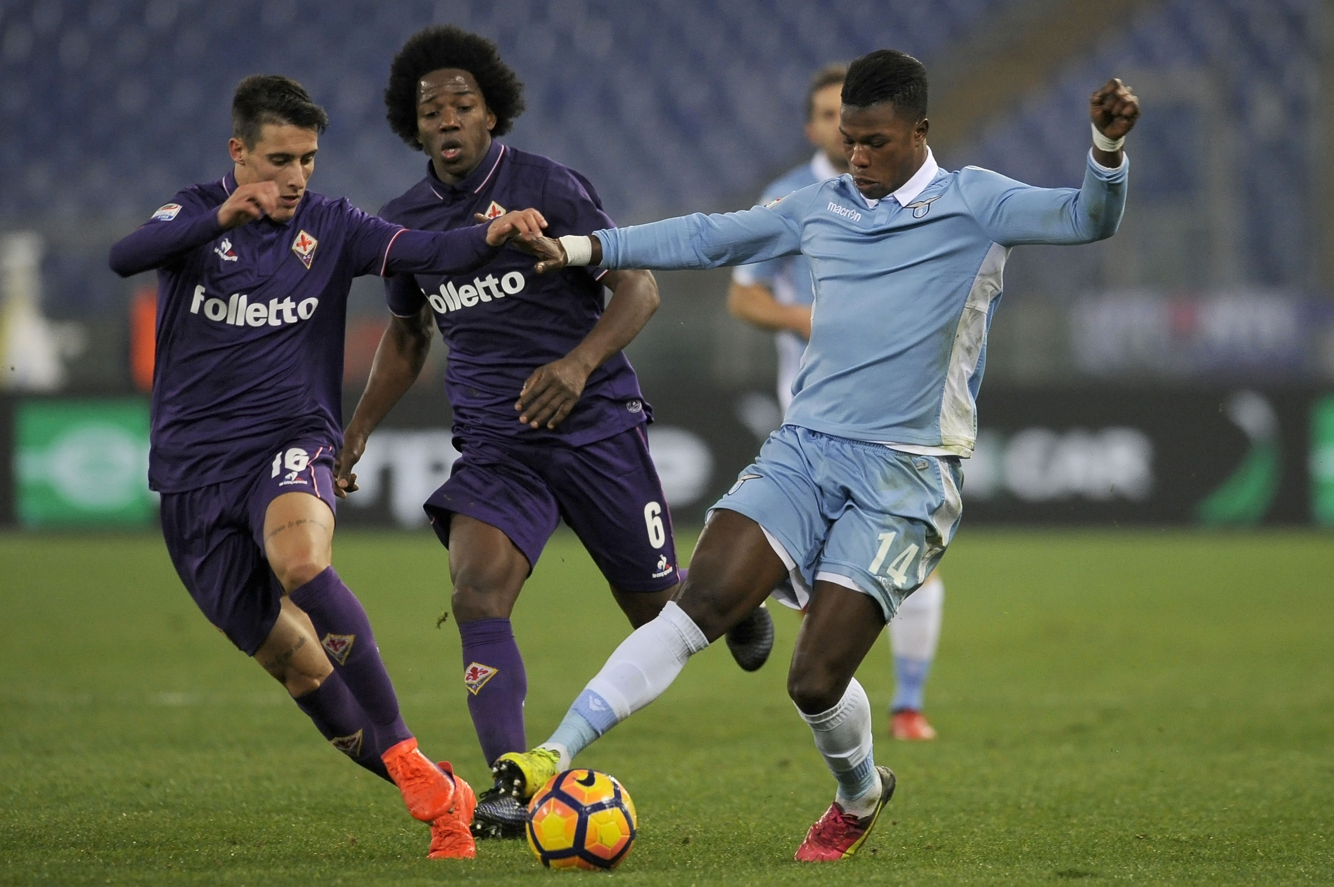 ROME, ROMA - DECEMBER 18:  Balde Diao Keita of SS Lazio competes for the ball with Cristian Tello ACF Fiorentina during the Serie A match between SS Lazio and ACF Fiorentina at Stadio Olimpico on December 18, 2016 in Rome, Italy.  (Photo by Marco Rosi/Getty Images)