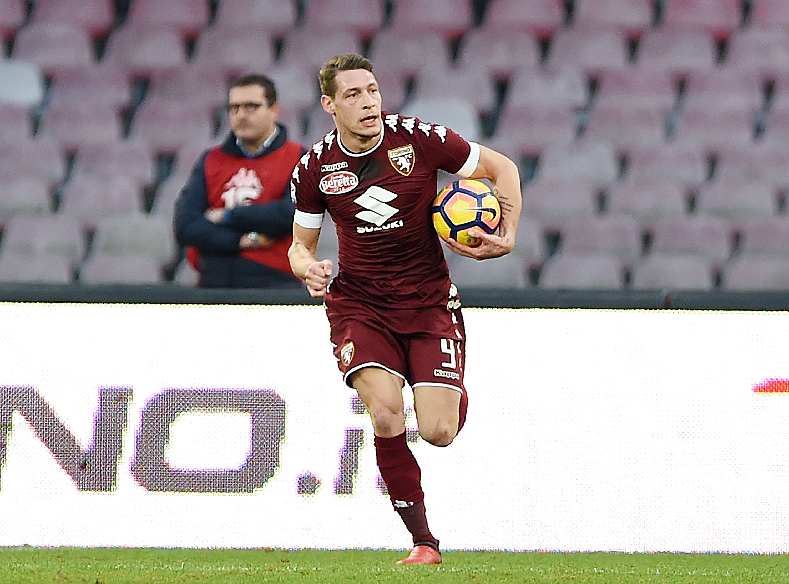 NAPLES, ITALY - DECEMBER 18:  Andrea Belotti of FC Torino celebrates after scoring goal 3-1 during the Serie A match between SSC Napoli and FC Torino at Stadio San Paolo on December 18, 2016 in Naples, Italy.  (Photo by Francesco Pecoraro/Getty Images)