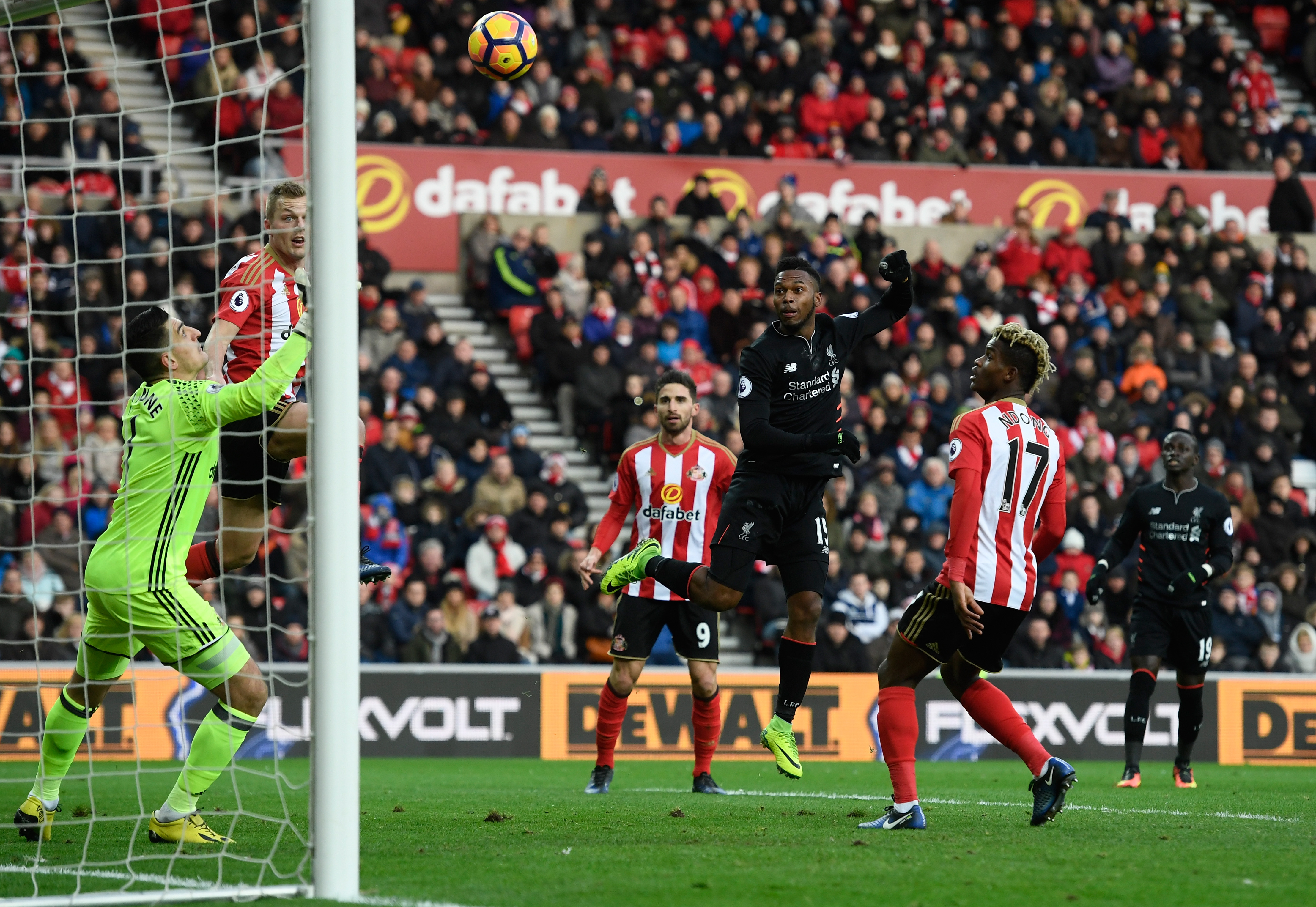 SUNDERLAND, ENGLAND - JANUARY 02:  Daniel Sturridge of Liverpool (C) scores his sides first goal past Vito Mannone of Sunderland (L) during the Premier League match between Sunderland and Liverpool at Stadium of Light on January 2, 2017 in Sunderland, England.  (Photo by Stu Forster/Getty Images)