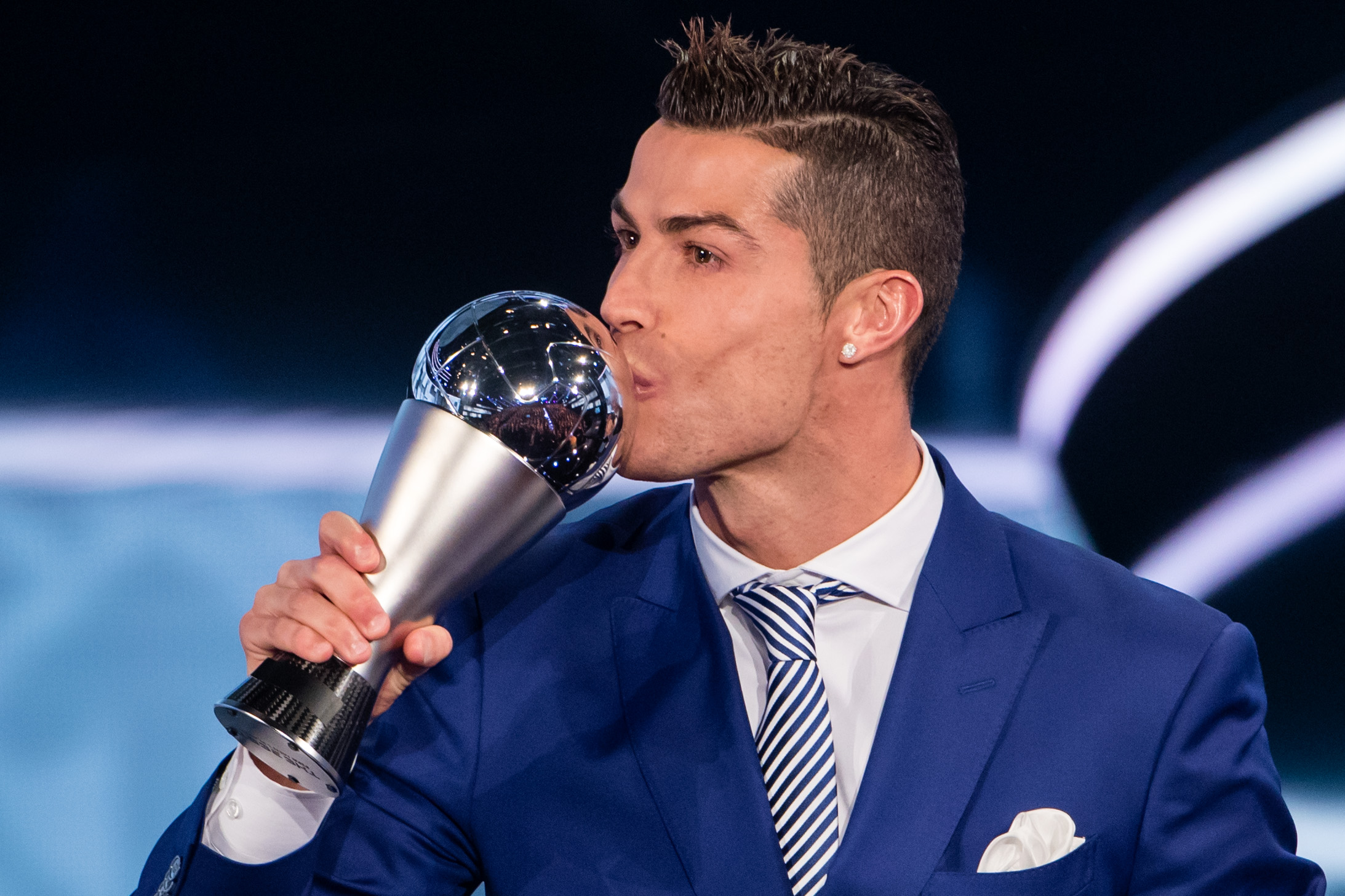 Игрок года 2017. Cristiano Ronaldo 2016. Криштиану Роналду награды. Роналду зе Бест. Роналду с наградой the best.