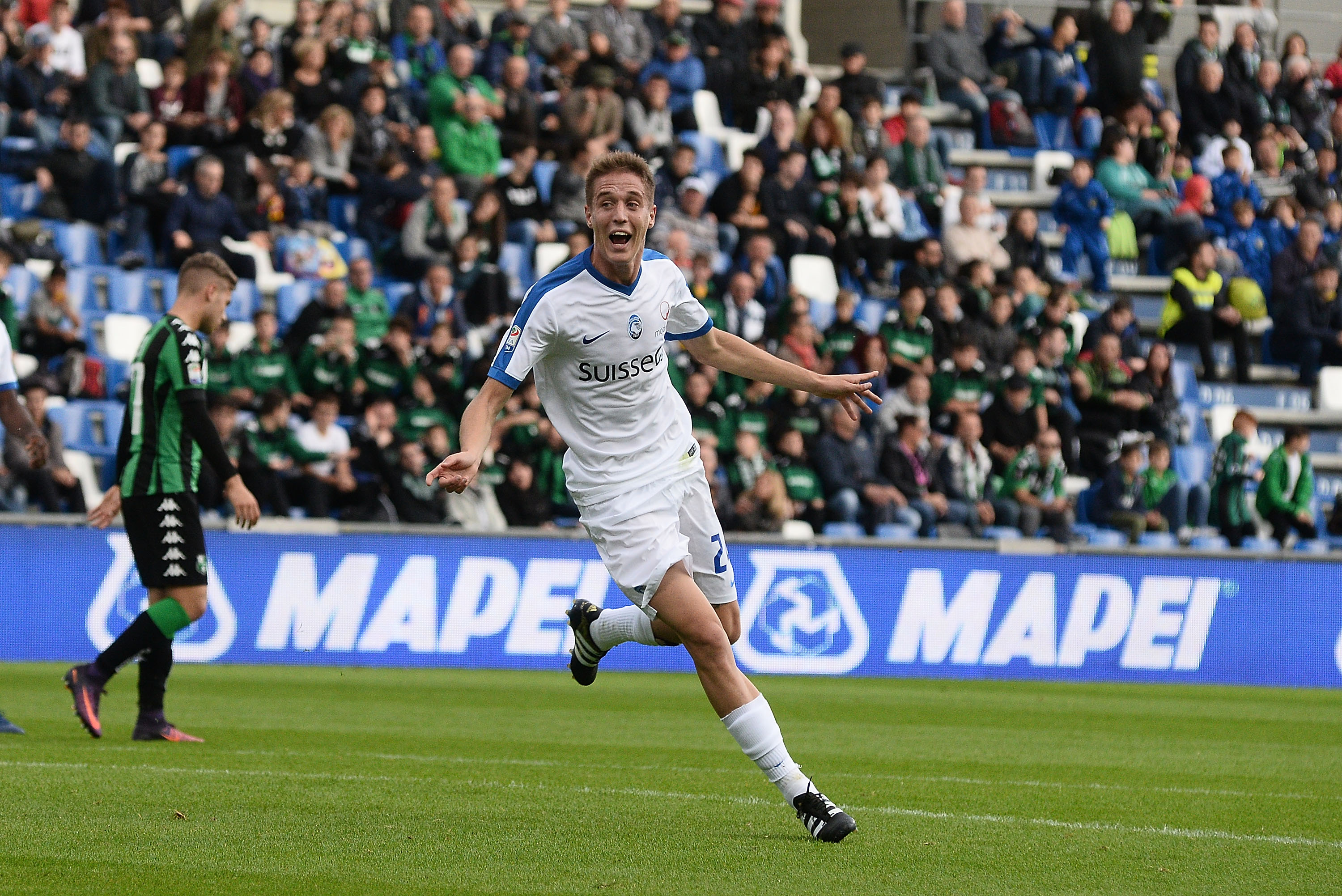 REGGIO NELL'EMILIA, ITALY - NOVEMBER 06:  Andrea Conti of Atalanta BC celebrates after scoring his team's third goal during the Serie A match between US Sassuolo and Atalanta BC at Mapei Stadium - Citta' del Tricolore on November 6, 2016 in Reggio nell'Emilia, Italy.  (Photo by Mario Carlini / Iguana Press/Getty Images)