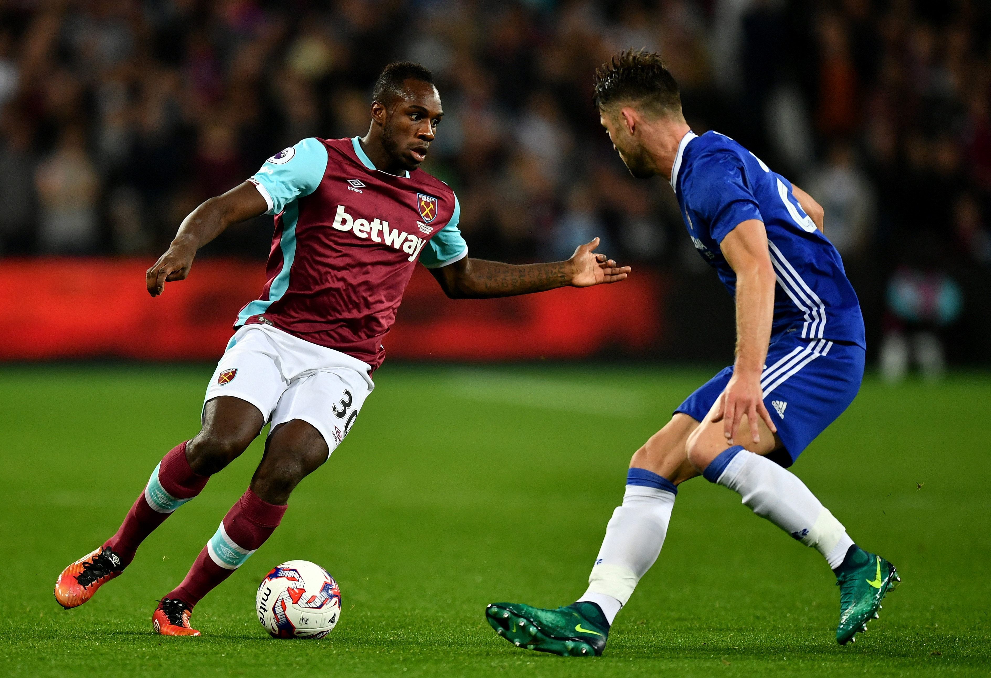 LONDON, ENGLAND - OCTOBER 26: Michail Antonio of West Ham United (L) takes the ball past Gary Cahill of Chelsea (R) during the EFL Cup fourth round match between West Ham United and Chelsea at The London Stadium on October 26, 2016 in London, England.  (Photo by Dan Mullan/Getty Images)