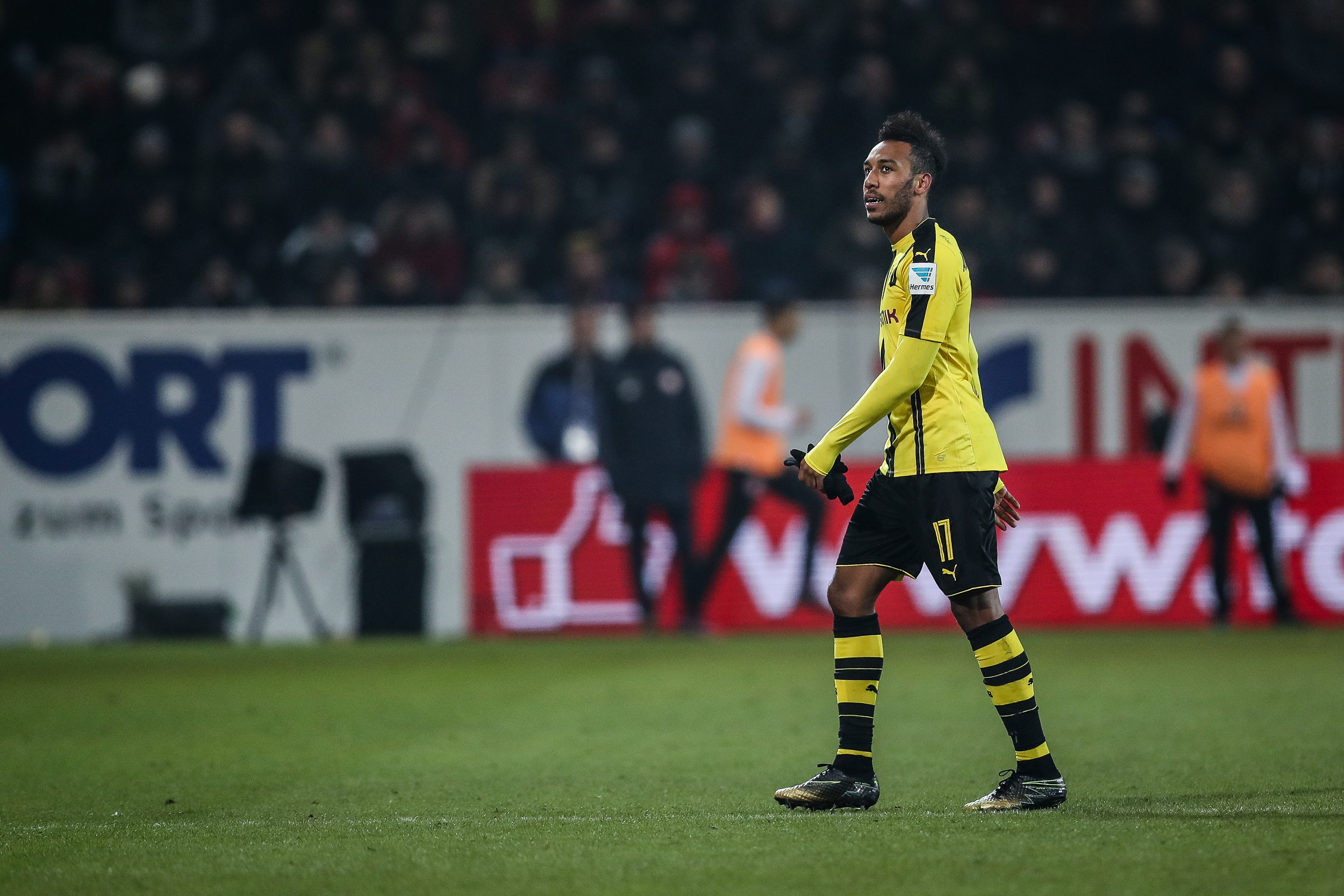 MAINZ, GERMANY - JANUARY 29: Pierre-Emerick Aubameyang of Dortmund leaves the pitch during the Bundesliga match between 1. FSV Mainz 05 and Borussia Dortmund at Opel Arena on January 29, 2017 in Mainz, Germany. (Photo by Maja Hitij/Bongarts/Getty Images)