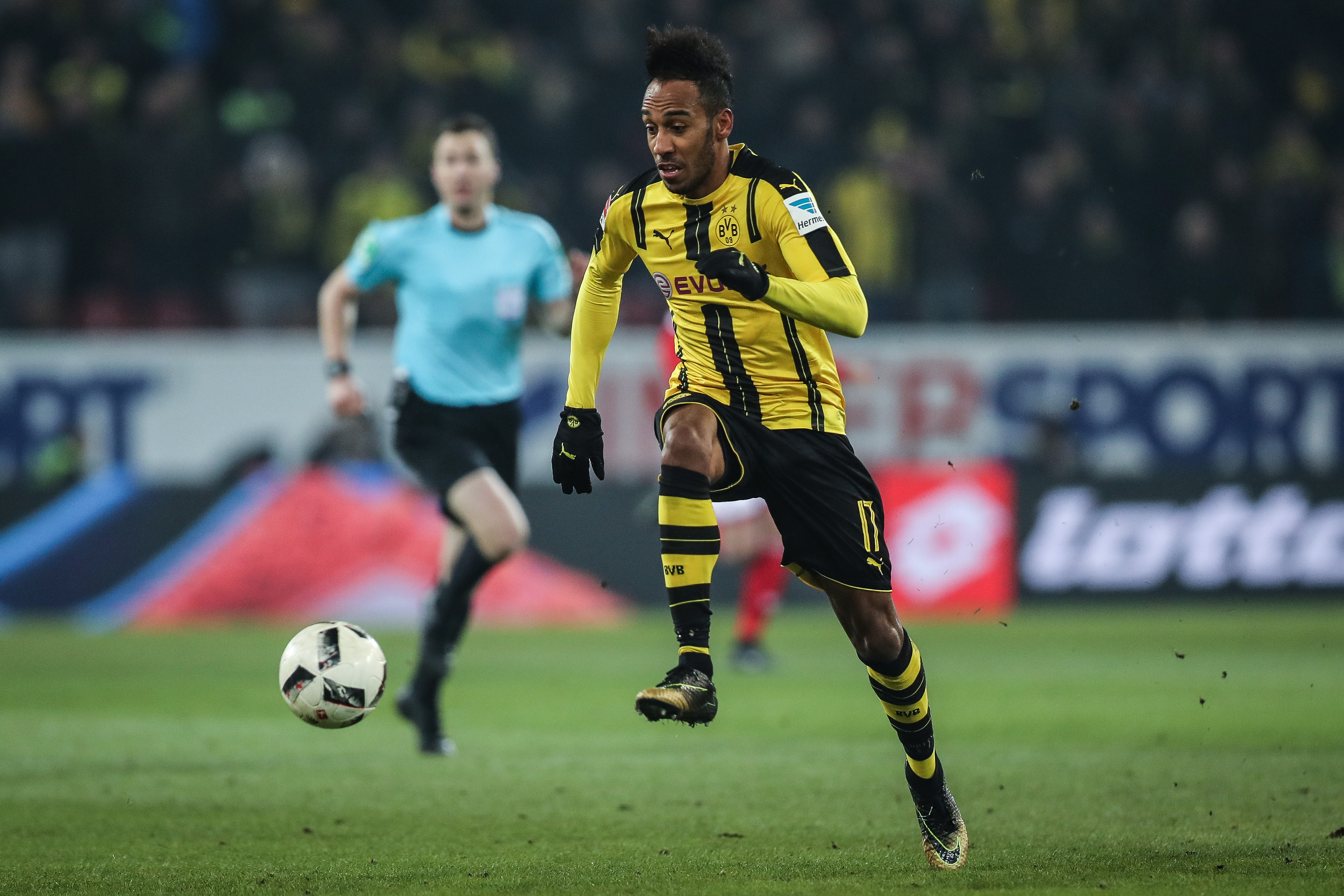 MAINZ, GERMANY - JANUARY 29: Pierre-Emerick Aubameyang of Dortmund runs with the ball during the Bundesliga match between 1. FSV Mainz 05 and Borussia Dortmund at Opel Arena on January 29, 2017 in Mainz, Germany. (Photo by Maja Hitij/Bongarts/Getty Images)