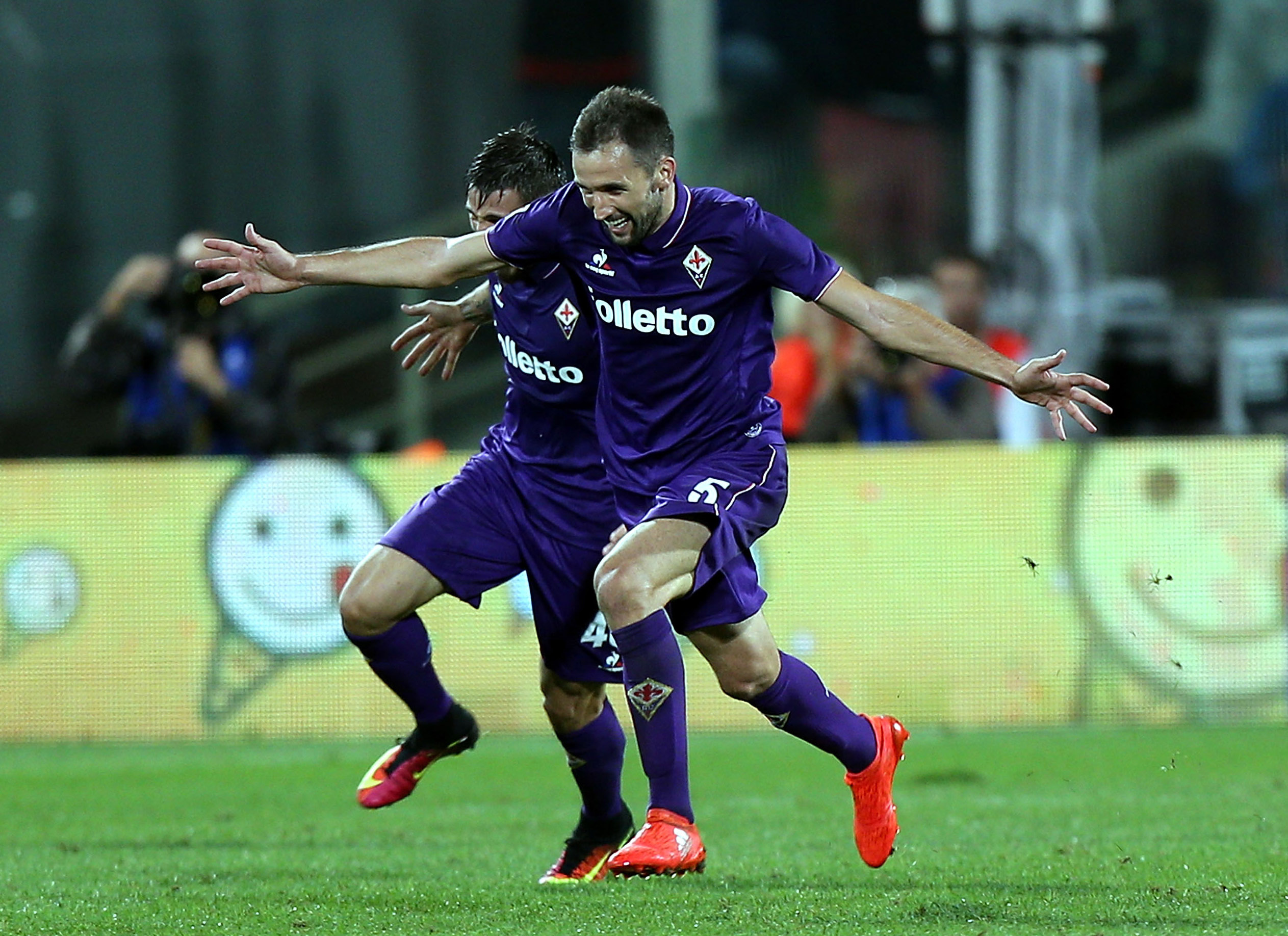 FLORENCE, ITALY - SEPTEMBER 18: Milan Badelj of ACF Fiorentina celebrates after scoring a goal during the Serie A match between ACF Fiorentina and AS Roma at Stadio Artemio Franchi on September 18, 2016 in Florence, Italy.  (Photo by Gabriele Maltinti/Getty Images)