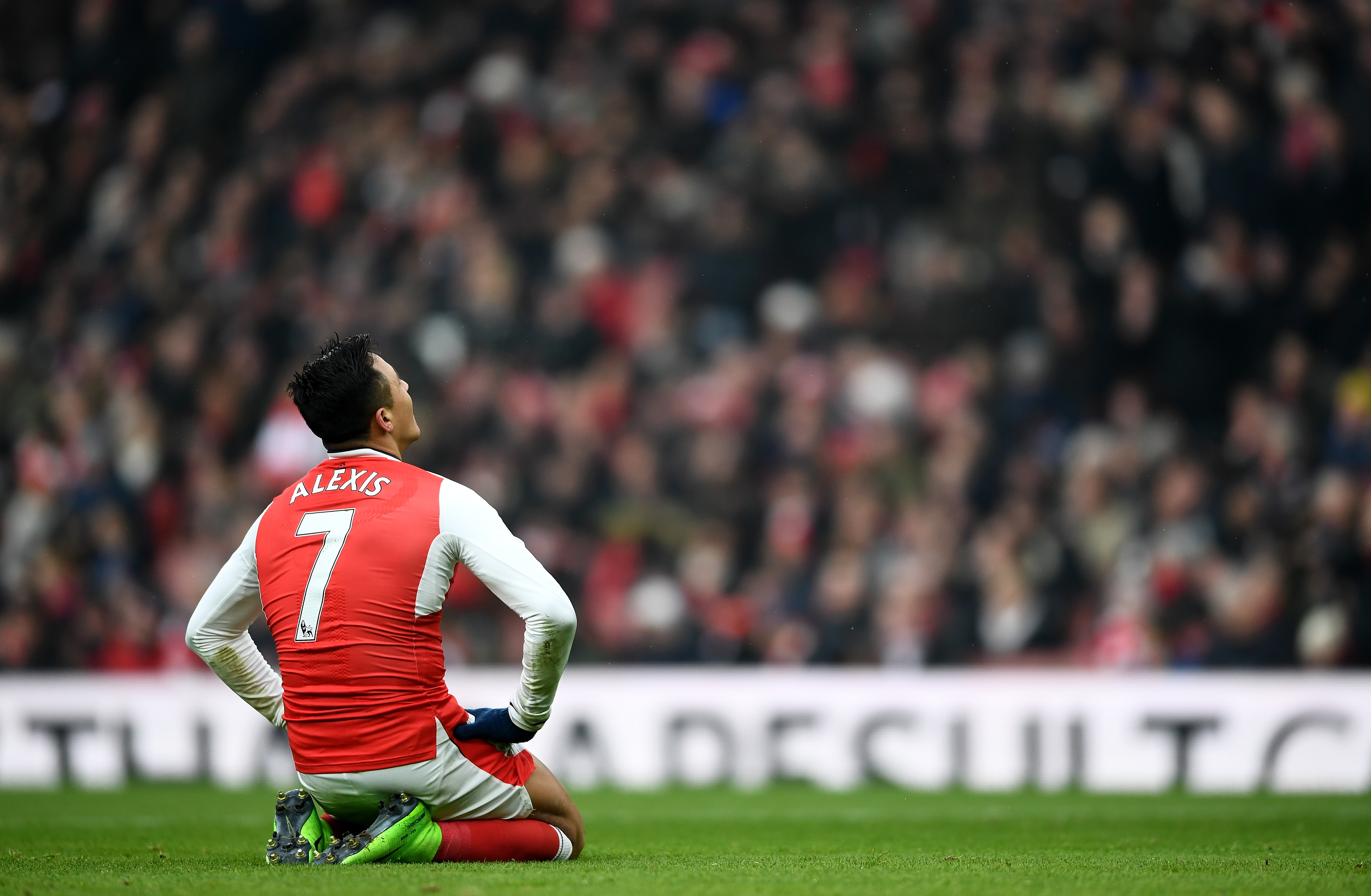 LONDON, ENGLAND - FEBRUARY 11: Alexis Sanchez of Arsenal reacts after missing a chance during the Premier League match between Arsenal and Hull City at Emirates Stadium on February 11, 2017 in London, England.  (Photo by Laurence Griffiths/Getty Images)