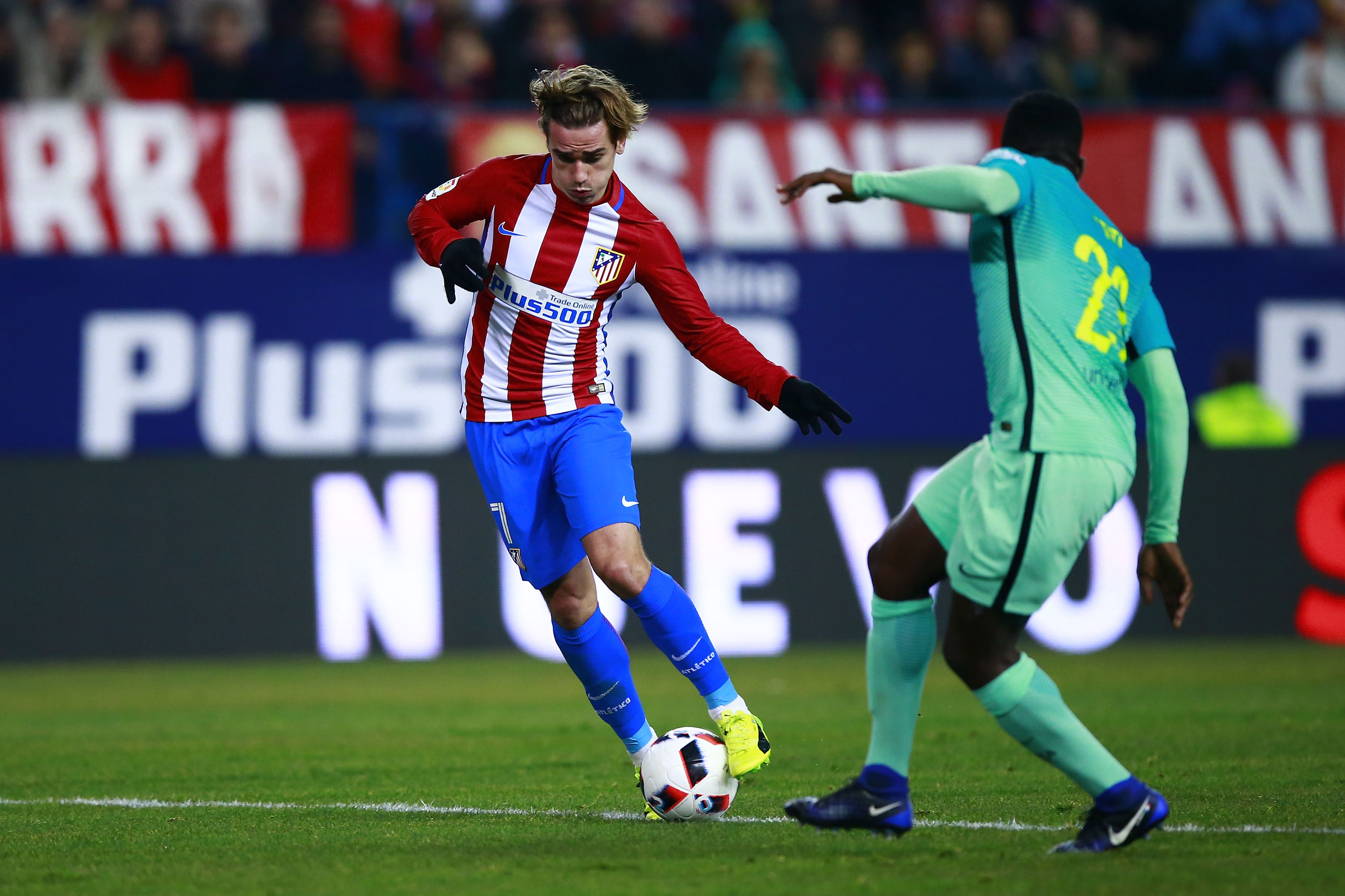 MADRID, SPAIN - FEBRUARY 01: Antoine Griezmann (L) of Atletico de Madrid competes for the ball with Samuel Umiti (R) of FC Barcelona during the Copa del Rey semi-final first leg match between Club Atletico de Madrid and FC Barcelona at Estadio Vicente Calderon on February 1, 2017 in Madrid, Spain.  (Photo by Gonzalo Arroyo Moreno/Getty Images)