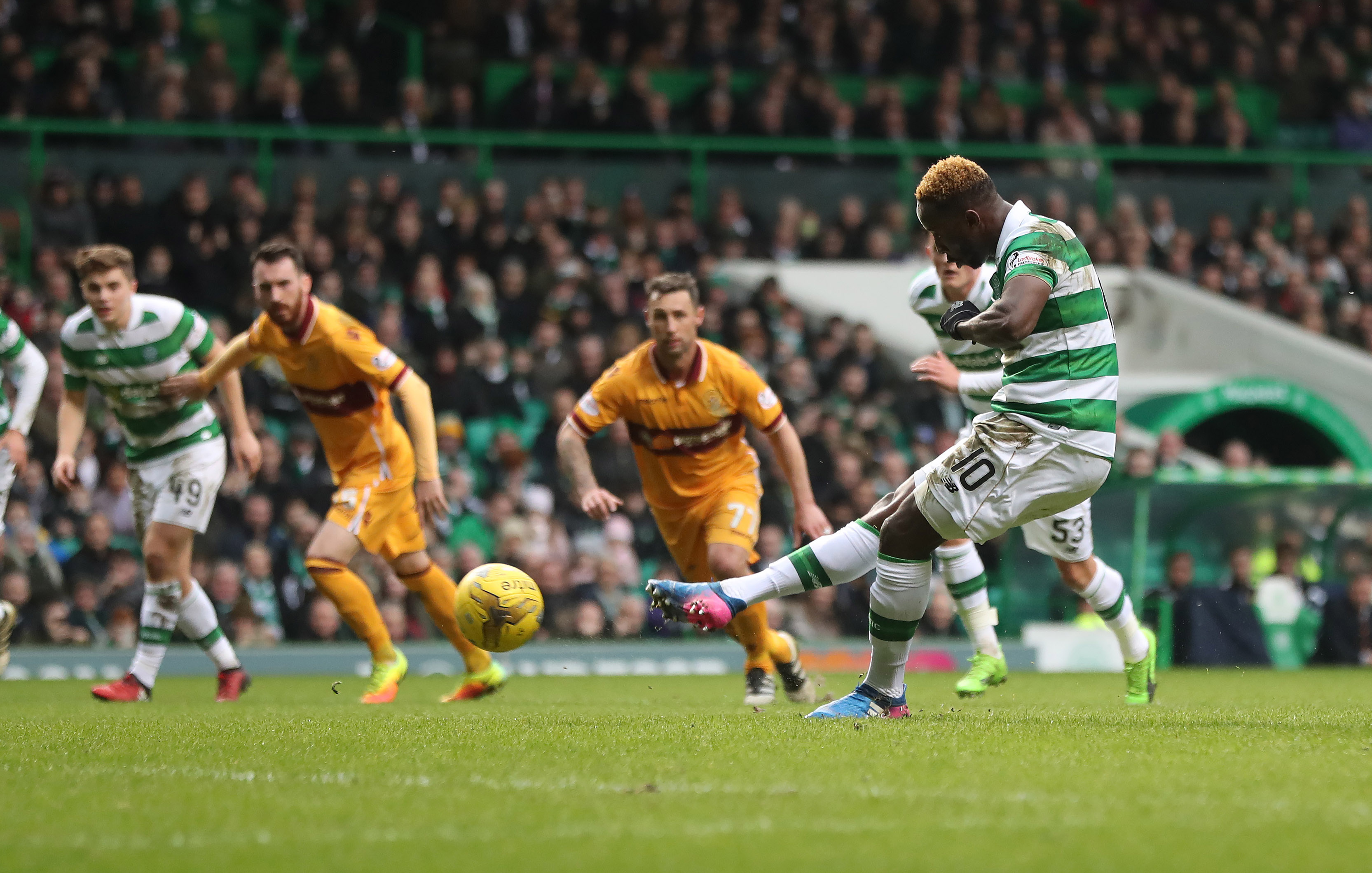 GLASGOW, SCOTLAND - FEBRUARY 18: Moussa Dembele of Celtic  scores the opening goal from the penalty spot during the Ladbrokes Scottish Premiership match between Celtic and  Motherwell at Celtic Park on February 18, 2017 in Glasgow, Scotland. (Photo by Ian MacNicol/Getty Images)