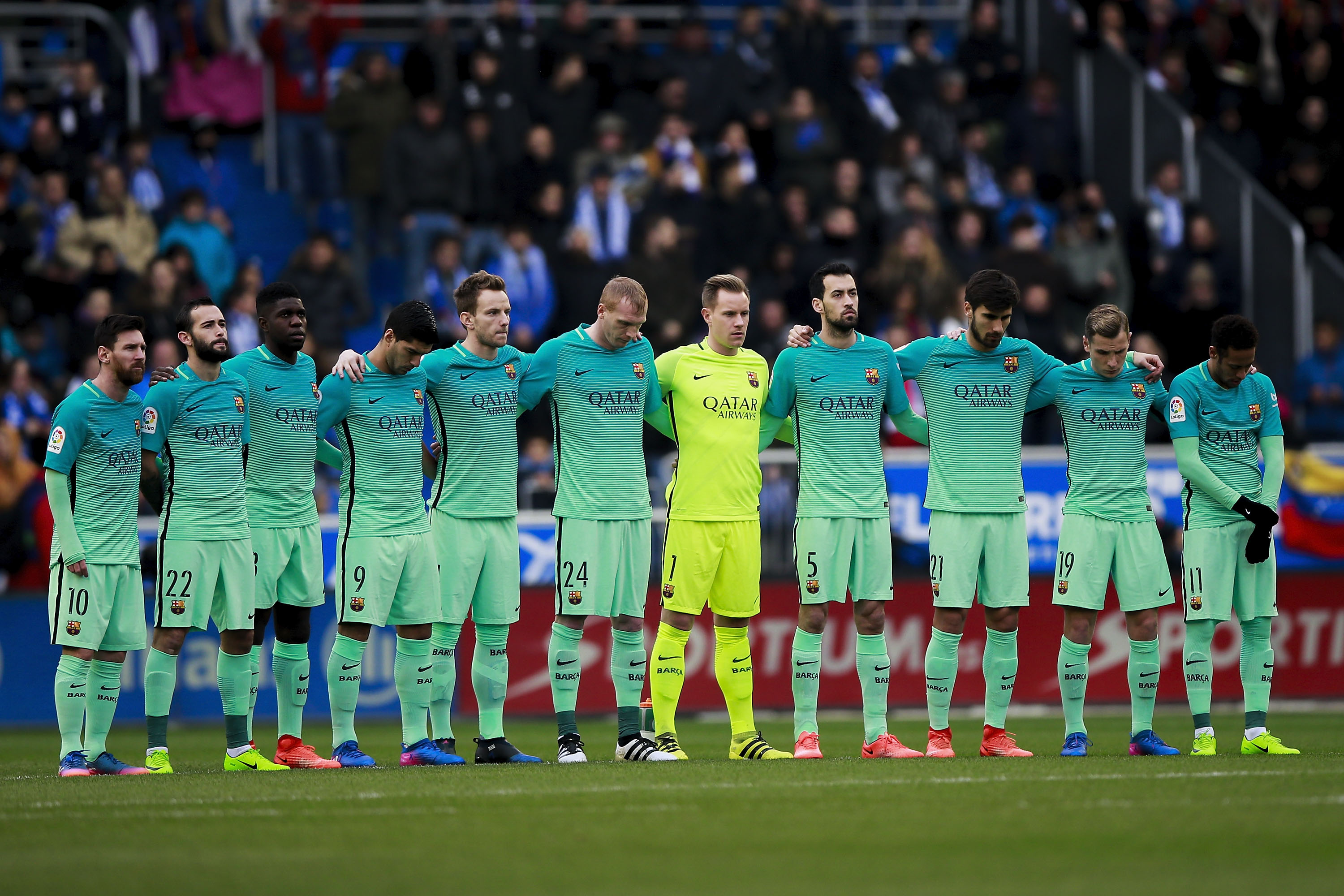 VITORIA-GASTEIZ, SPAIN - FEBRUARY 11:  FC barcelona players observe one minute of silence in honor of Angola victims prior to start the La Liga match between Deportivo Alaves and FC Barcelona at Estadio de Mendizorroza on February 11, 2017 in Vitoria-Gasteiz, Spain.  (Photo by Gonzalo Arroyo Moreno/Getty Images)