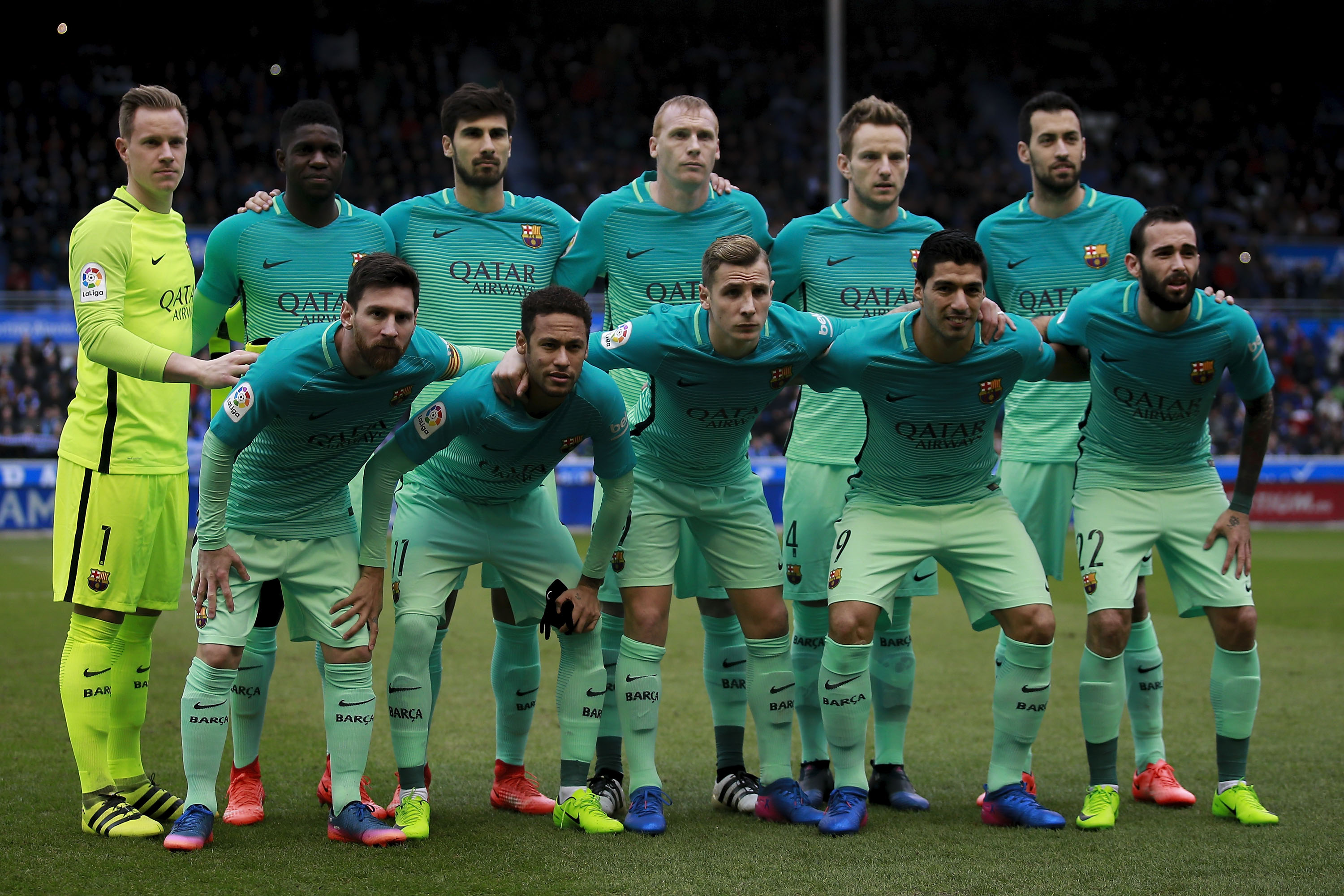 VITORIA-GASTEIZ, SPAIN - FEBRUARY 11:  FC Barcelona line up prior to start the La Liga match between Deportivo Alaves and FC Barcelona at Estadio de Mendizorroza on February 11, 2017 in Vitoria-Gasteiz, Spain.  (Photo by Gonzalo Arroyo Moreno/Getty Images)