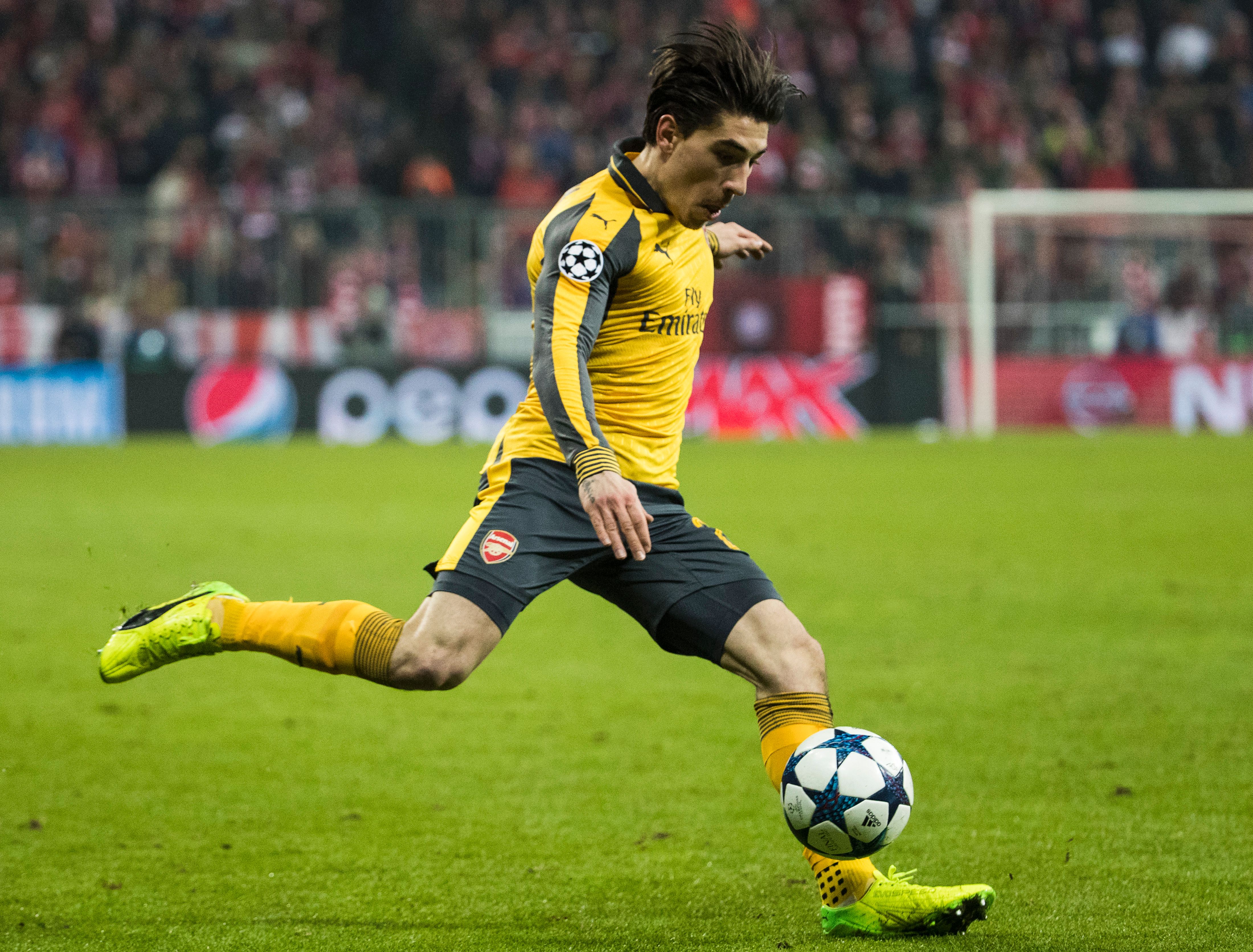 Arsenal's Spanish right back Hector Bellerin plays a cross during the UEFA Champions League round of sixteen football match between FC Bayern Munich and Arsenal in Munich, southern Germany, on February 15, 2017.  / AFP / Odd ANDERSEN        (Photo credit should read ODD ANDERSEN/AFP/Getty Images)