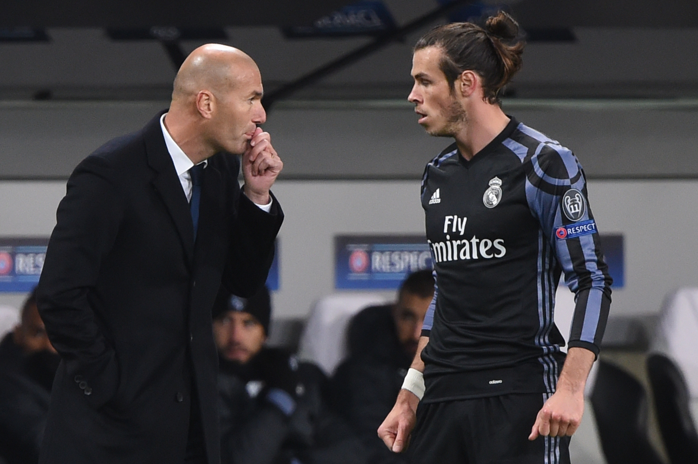 Real Madrid's French coach Zinedine Zidane (L) gives instructions to Real Madrid's Welsh forward Gareth Bale during the UEFA Champions League group F football match Legia Warsaw vs Real Madrid CF in Warsaw, Poland on November 2, 2016. / AFP / Janek SKARZYNSKI        (Photo credit should read JANEK SKARZYNSKI/AFP/Getty Images)